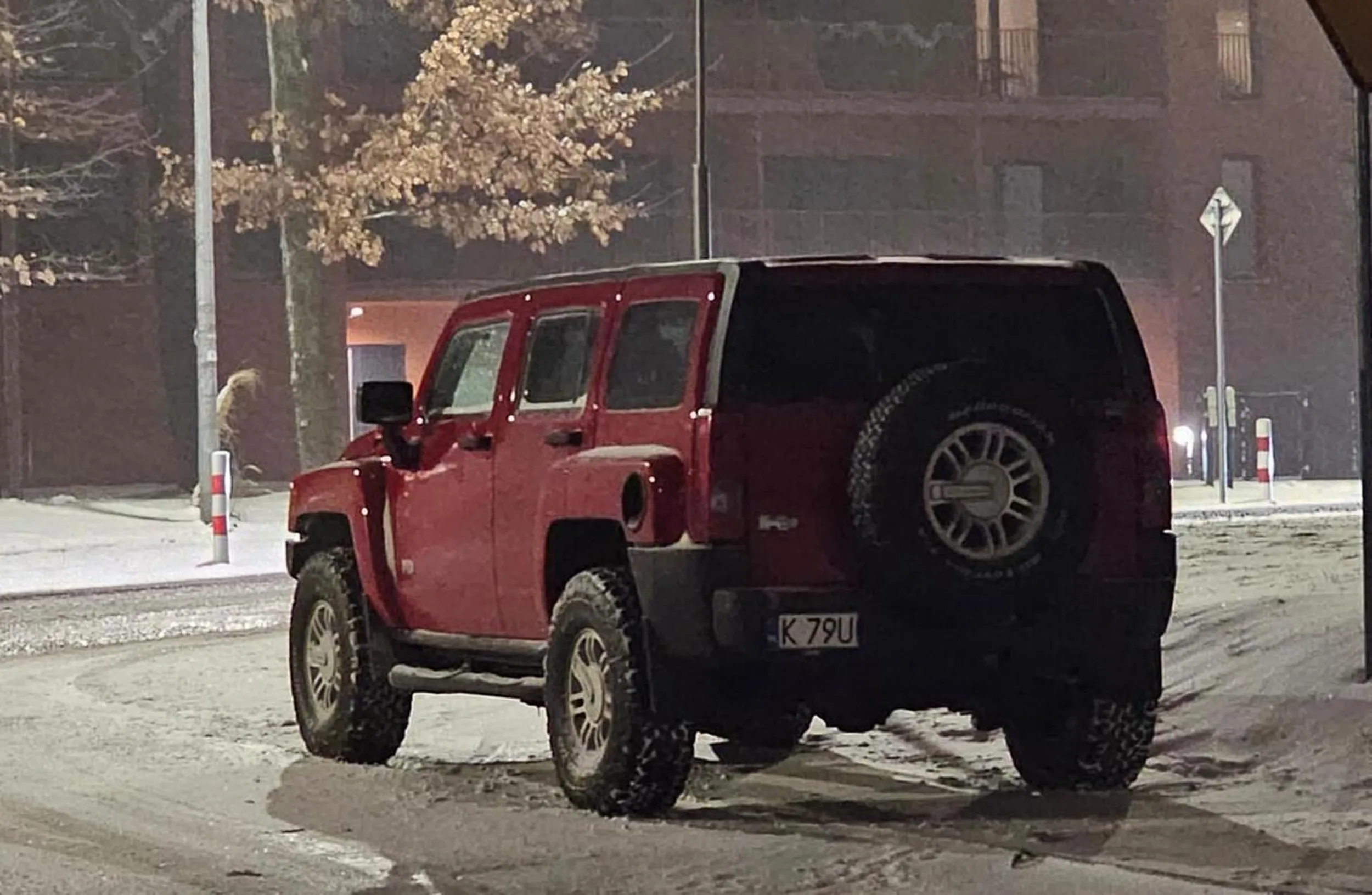 burak parkuje na chodniku i bezpośrednio przy skrzyżowaniu