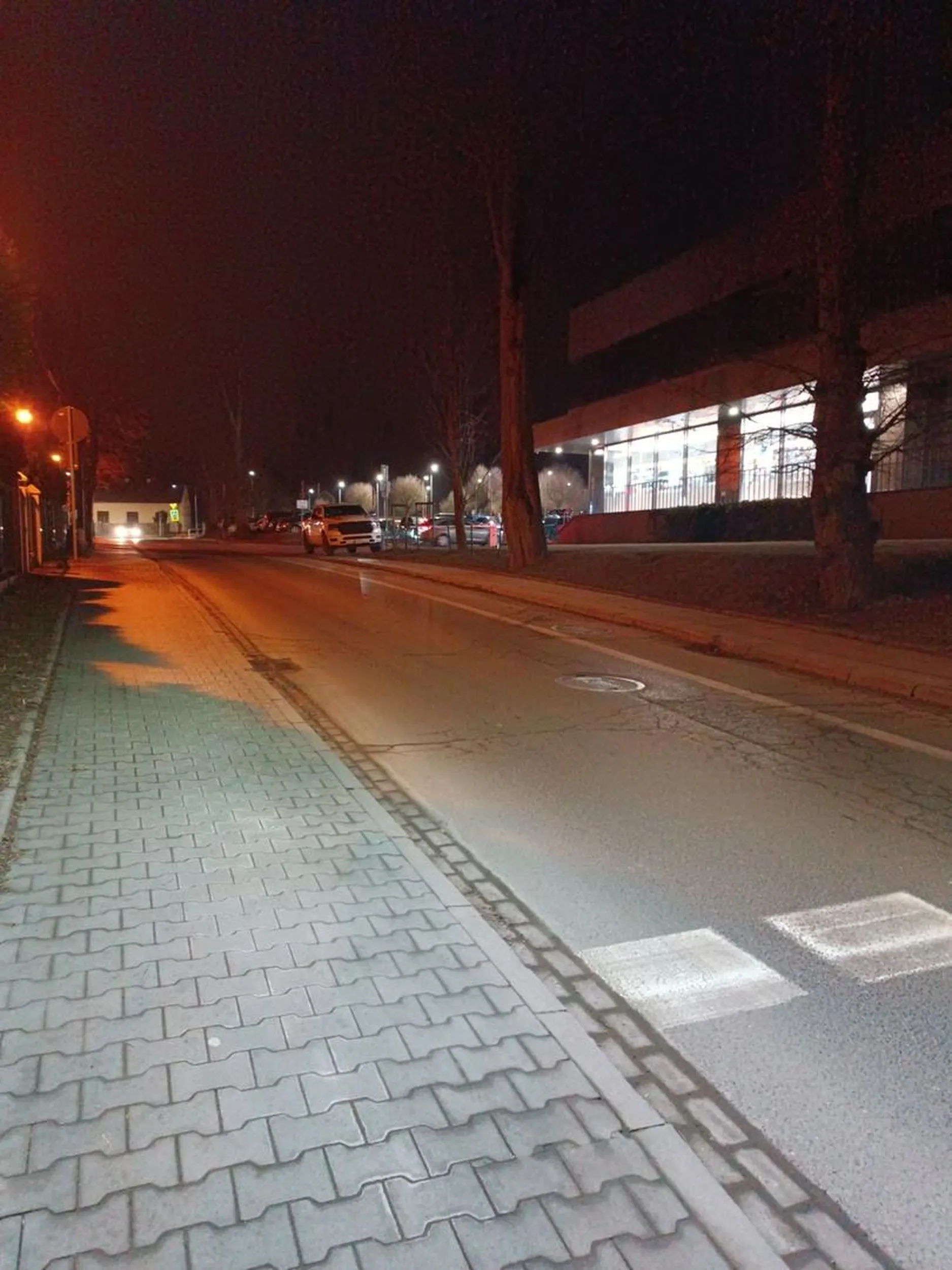 Kupił baran barana i parkuje na chodniku bo się nigdzie nie mieści