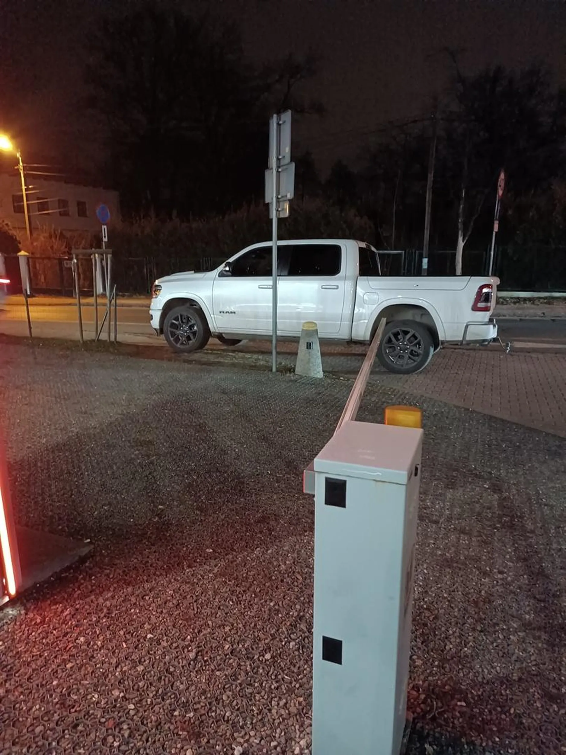 Kupił baran barana i parkuje na chodniku bo się nigdzie nie mieści