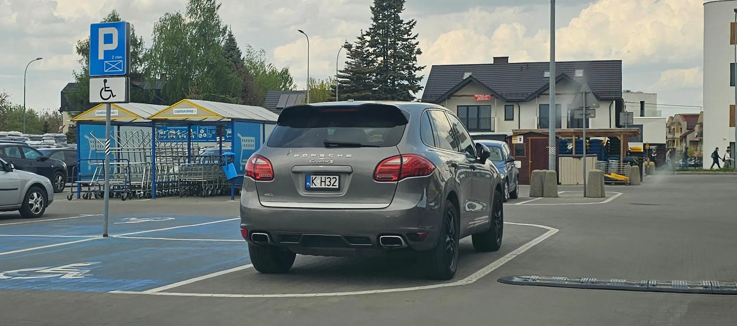nie chce się ruszyć doopy, więc parkuje na obszarze wyłączonym z ruchu - byle tylko jak najbliżej drzwi xD