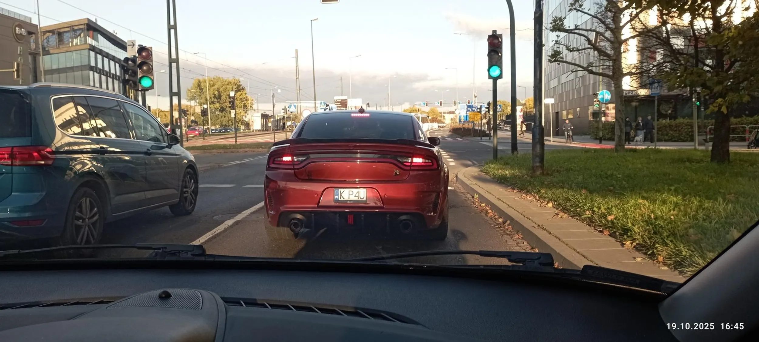 Ulice Krakowa,to nie tor wyścigowy.A za tą mała tablice z tyłu dowód by poleciał.