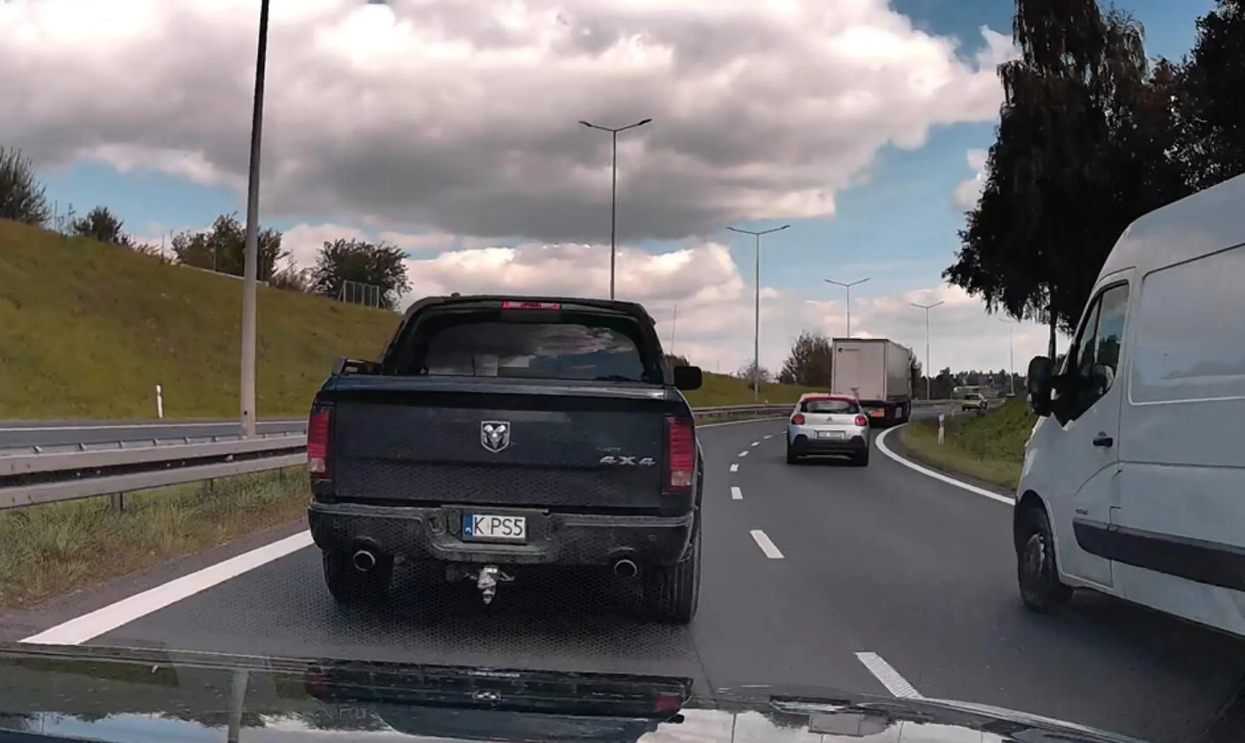 królewiczowi brakuje mocy żeby jechać pod górkę, ale przyklejony do lewego pasa uparcie, nawet bus wyprzedza go prawym