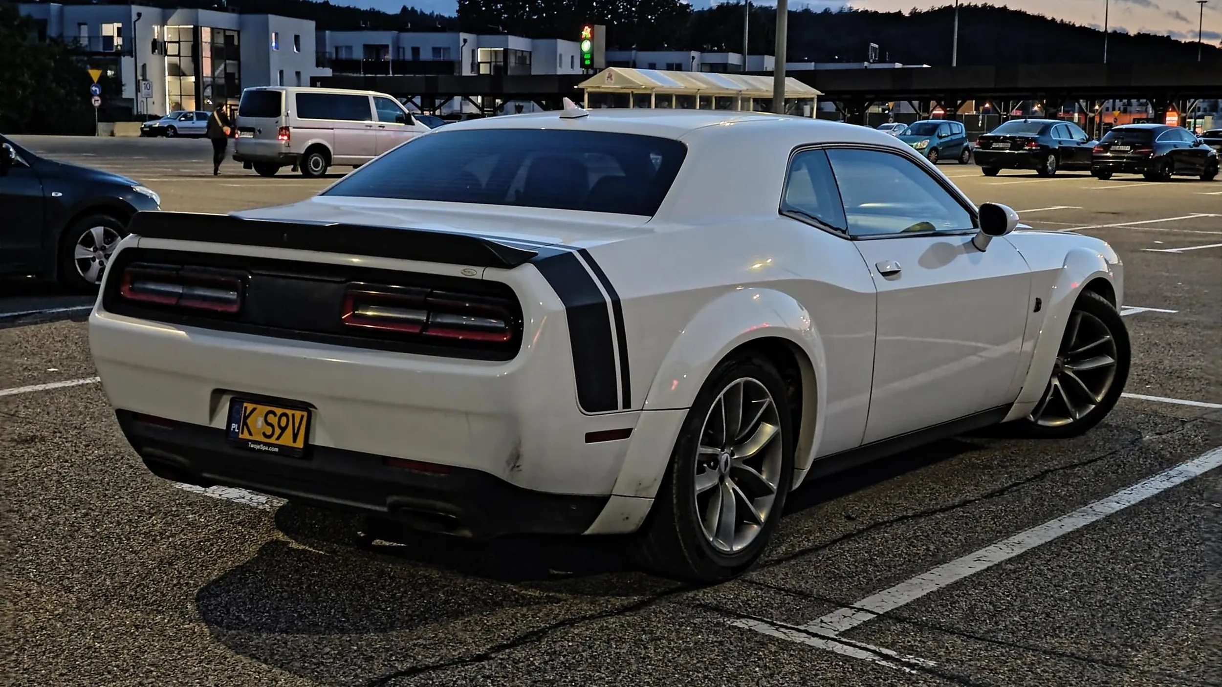 Ciekawe auto na żółtych. Rumia