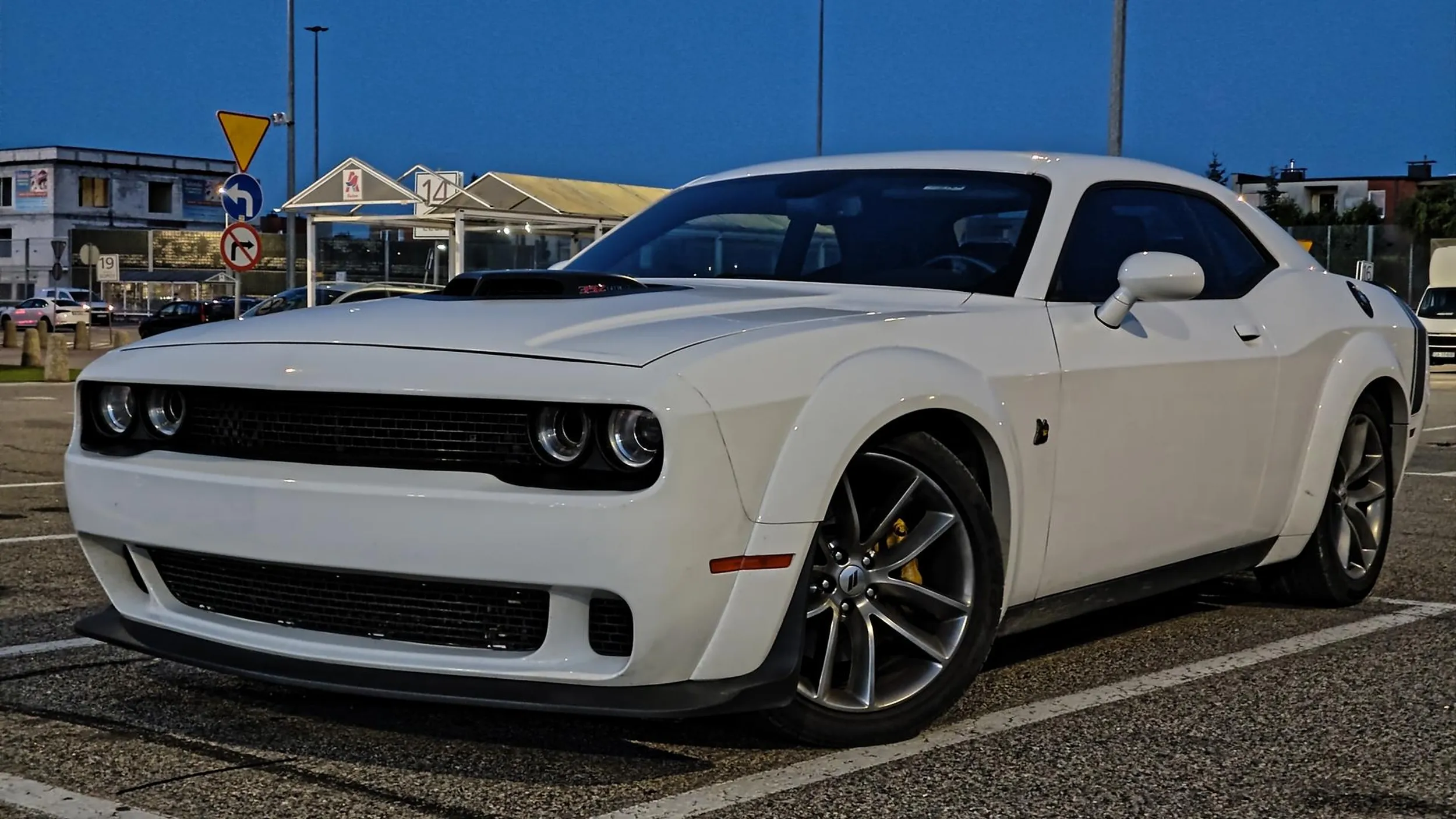 Ciekawe auto na żółtych. Rumia