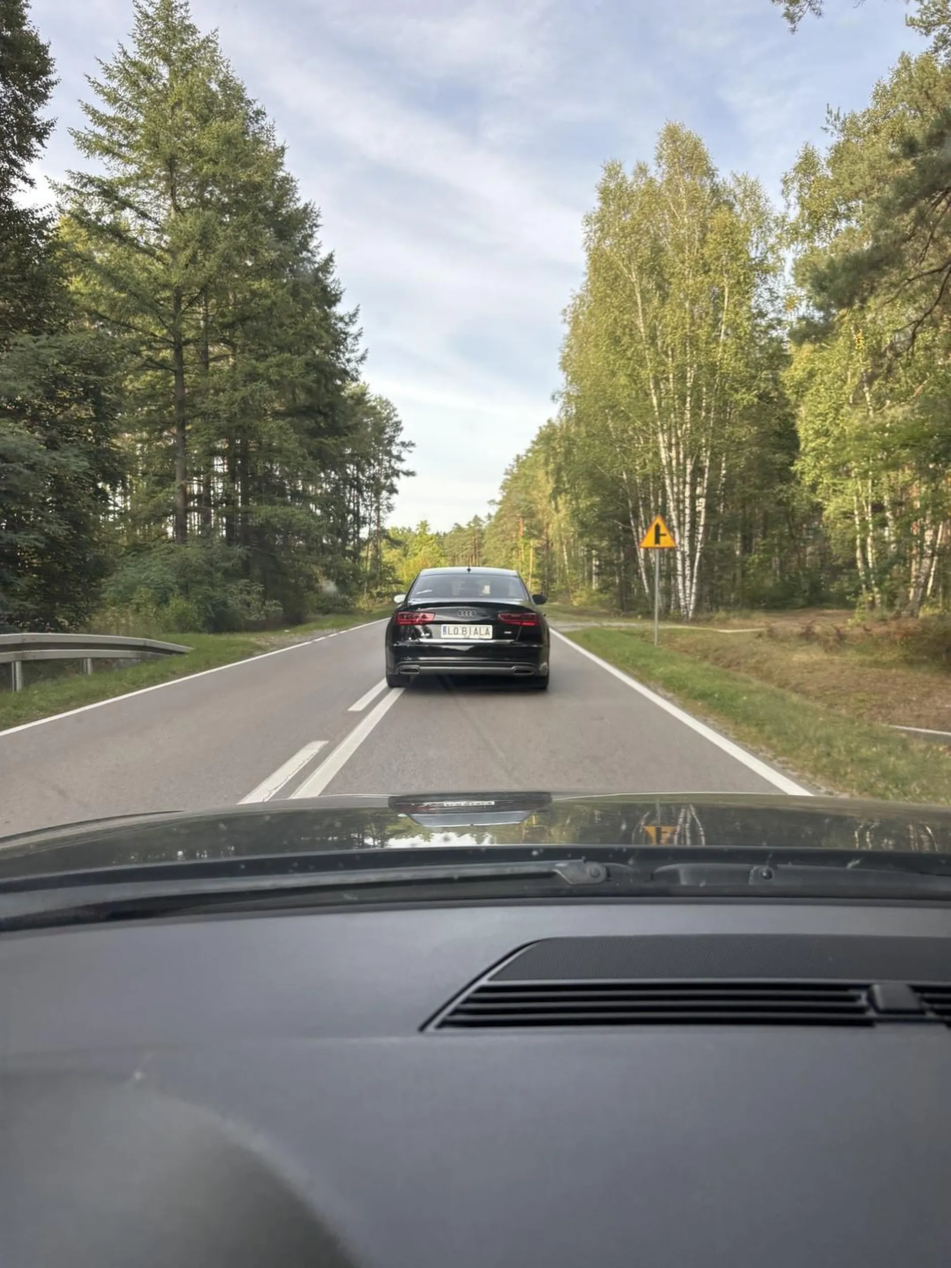 Niunia, albo kierujesz autem albo piszesz sms. Oddaj prawo jazdy i zapisz się na kurs myślenia.