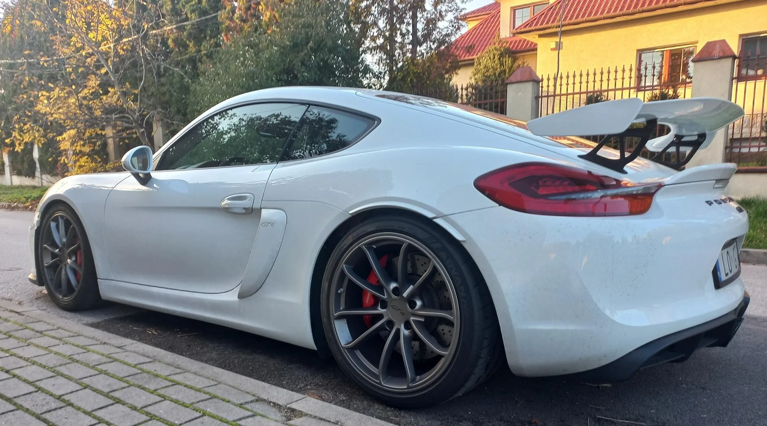 Nie wiem kim jesteś ani co robisz, ale masz obrzydliwie piękne Porsche ?