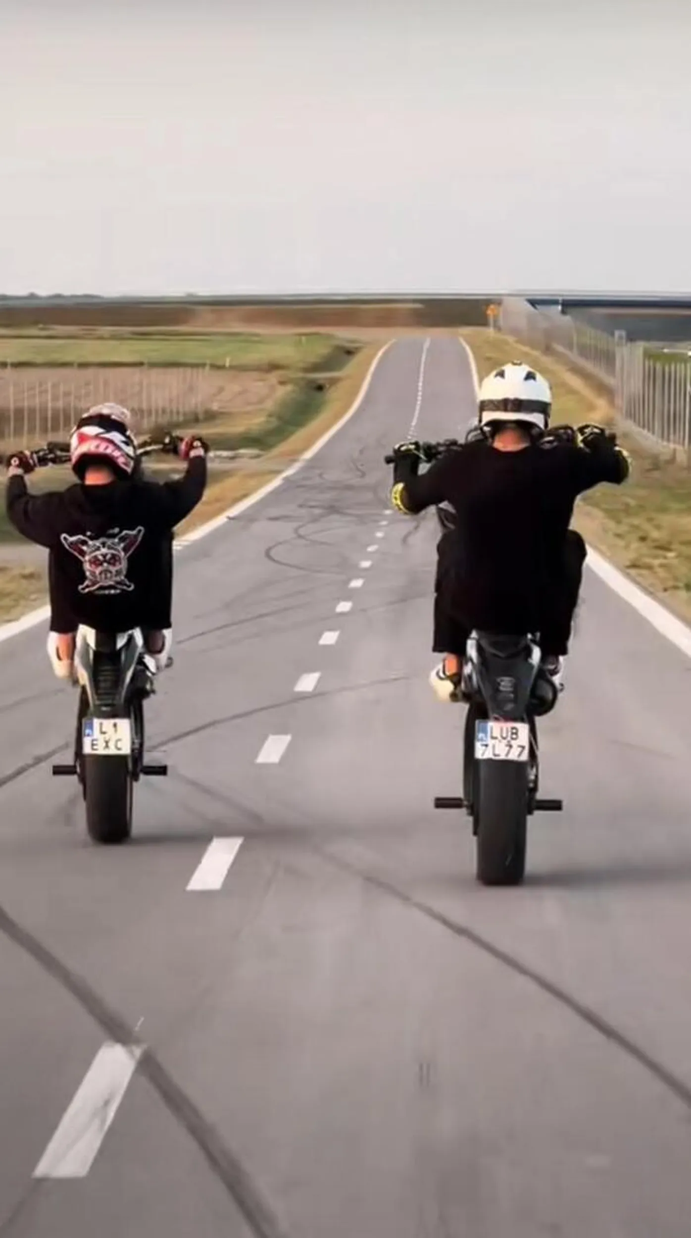 Dwa matoły jeżdżą na jednym kole jeszcze może bez kół jezdzijcie