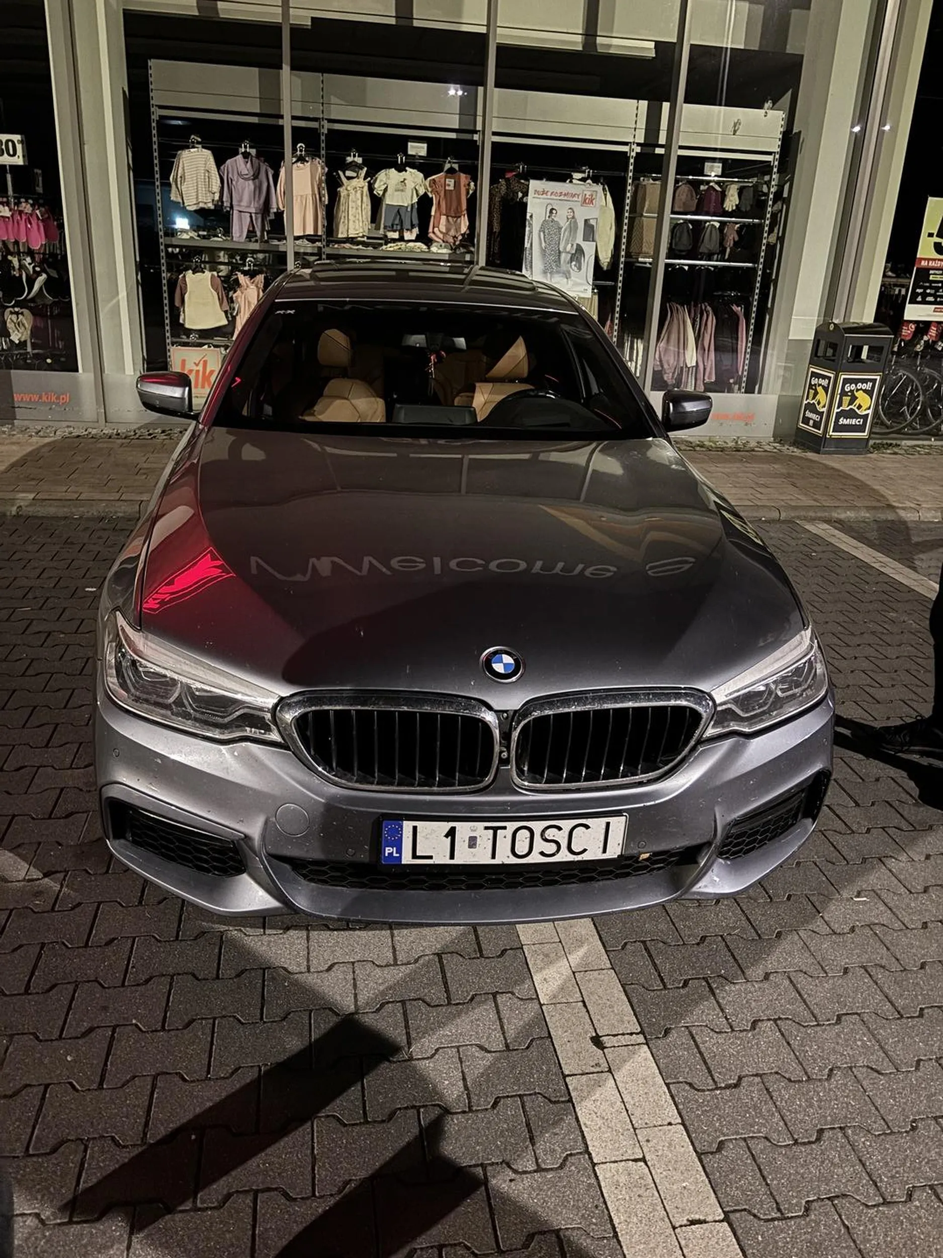 Ego większe niż auto stąd dwa miejsca.