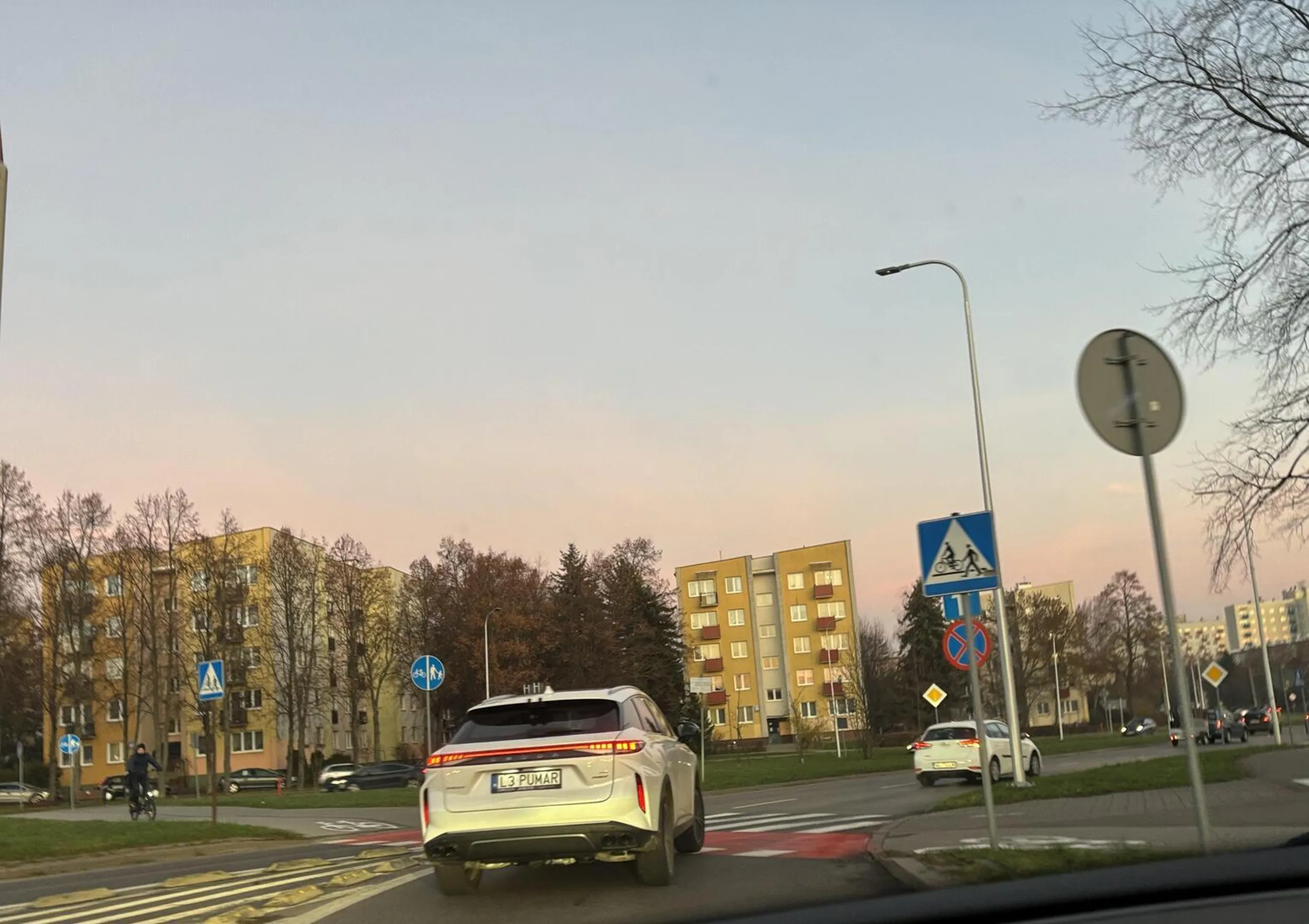 Cham zmienia pasy i skręca bez kierunkowskazów w gęstym ruchu w godzinach szczytu, zero kultury i umiejętności jazdy, do tego totalny brak gustu. Gówniany pseudokierowca za kierownicą chińskiego gówna.