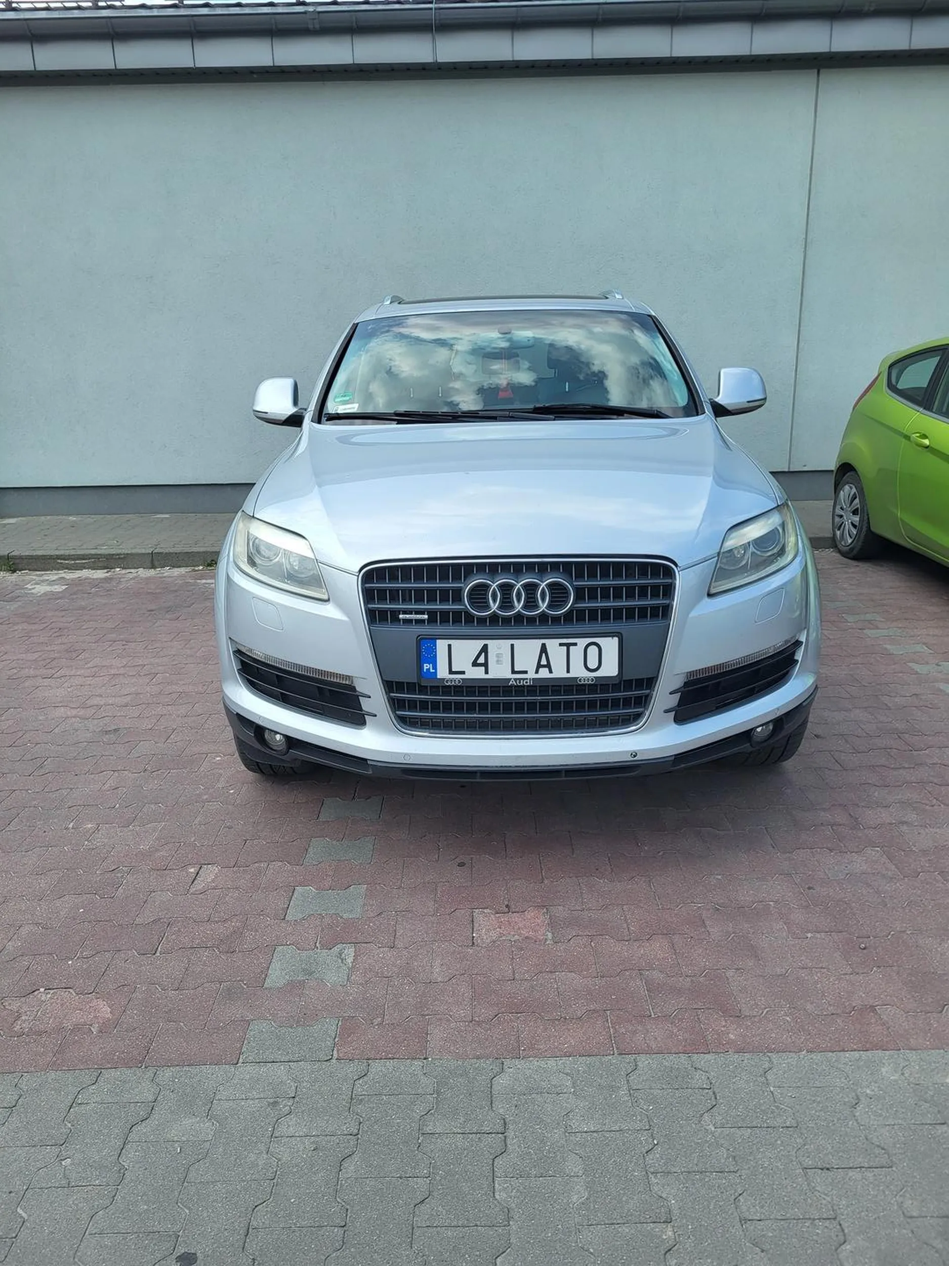 Prawo jazdy w chipsach znalezione? Jak się suvem nie umie parkować, to kupuje się mniejsze auto.