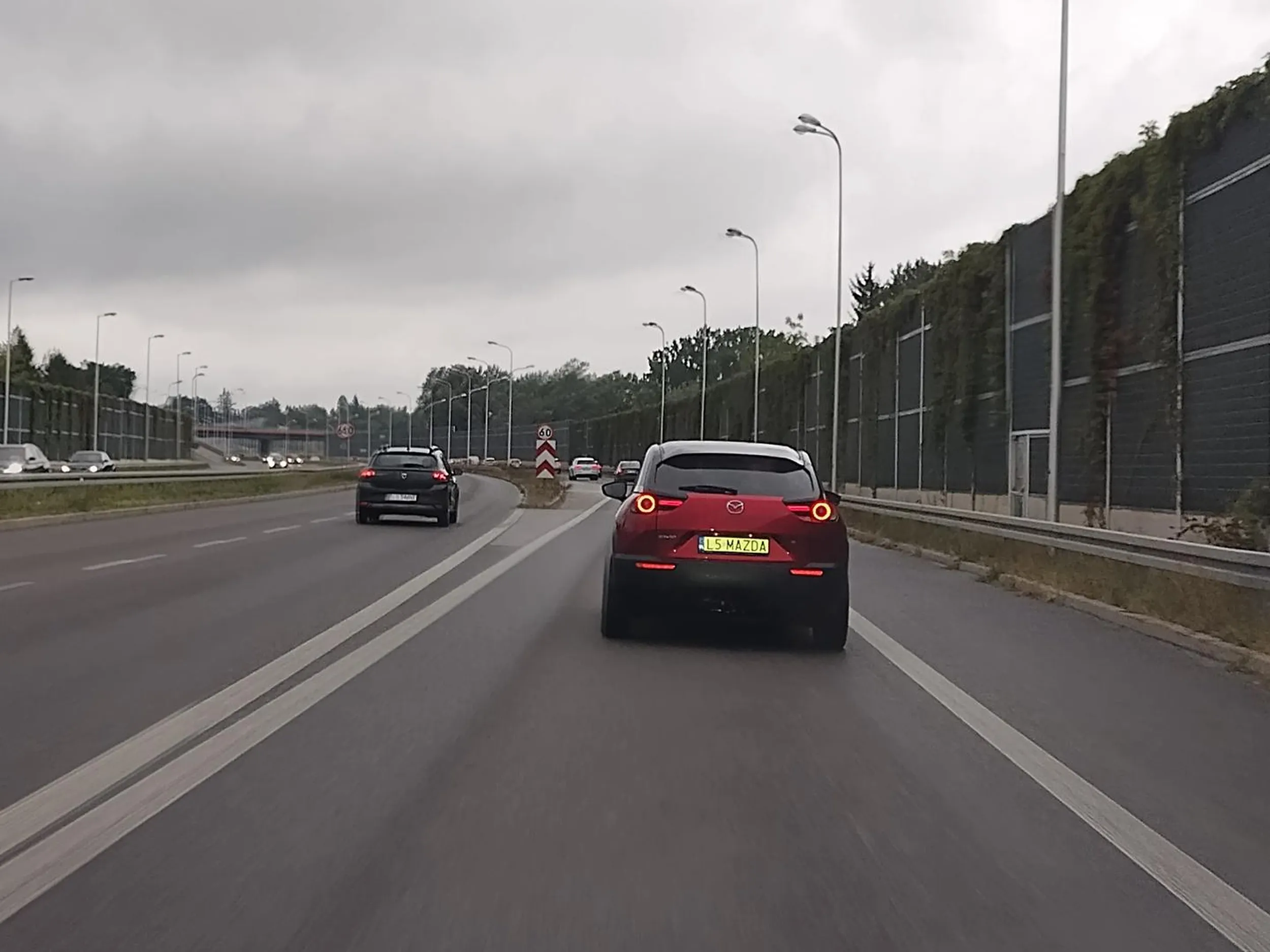 Jedzie baba autem na baterie tylko lewy pas i zamula by jej prądu starczyło!!!!! Durna i tyle