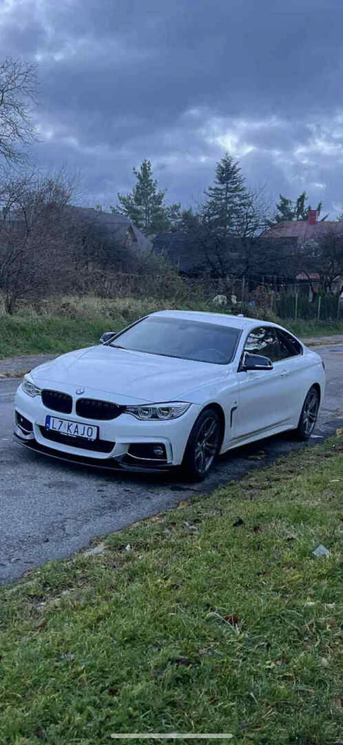 chłop się pruje w białym bmw