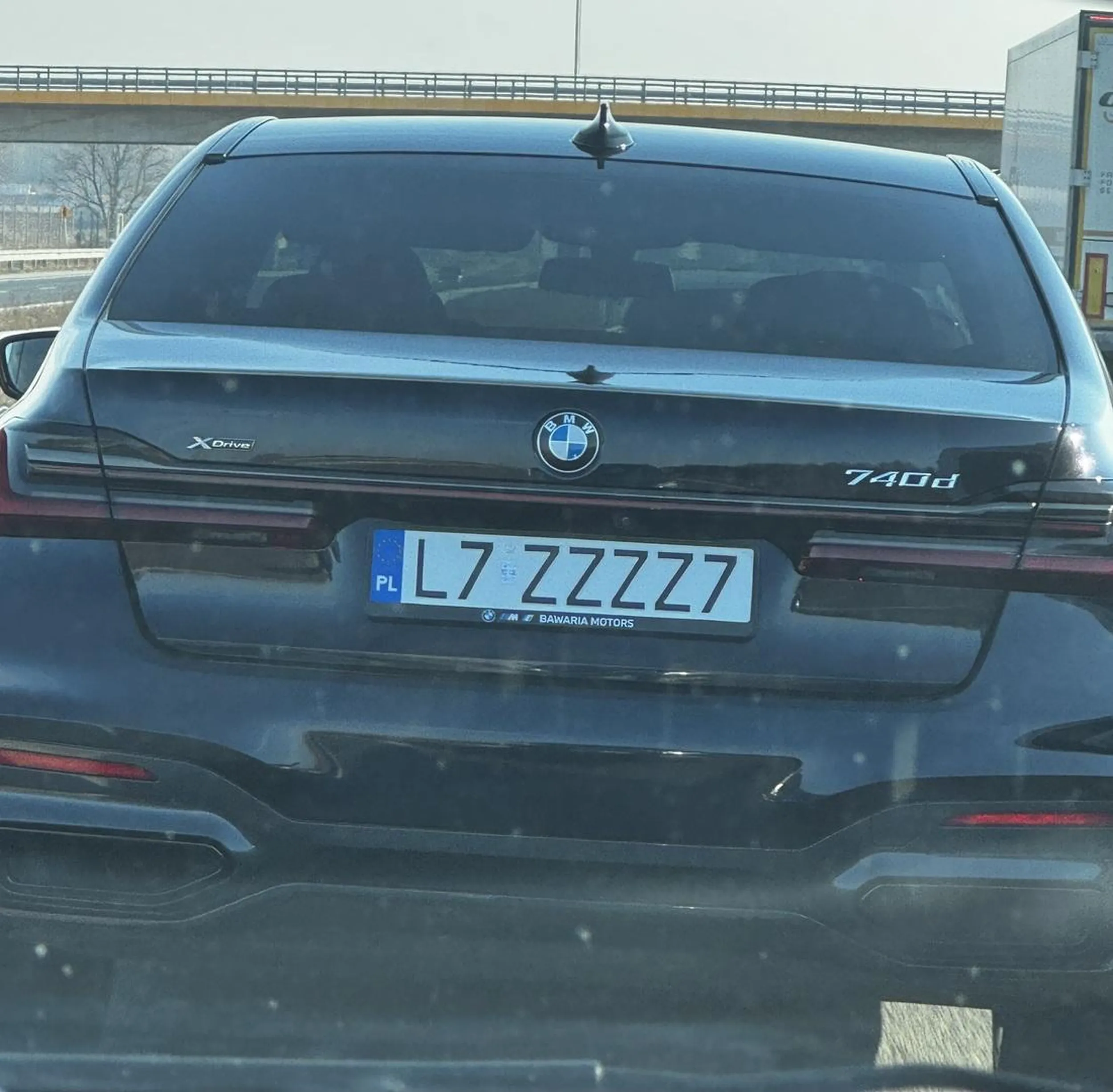 Bardzo kulturalny kierowca, kulturalnie zapytał długimi czy go puszczę na S17 a gdy go przepuściłam - ładnie podziękował. Pozdrawiam serdecznie i spokojnej drogi!