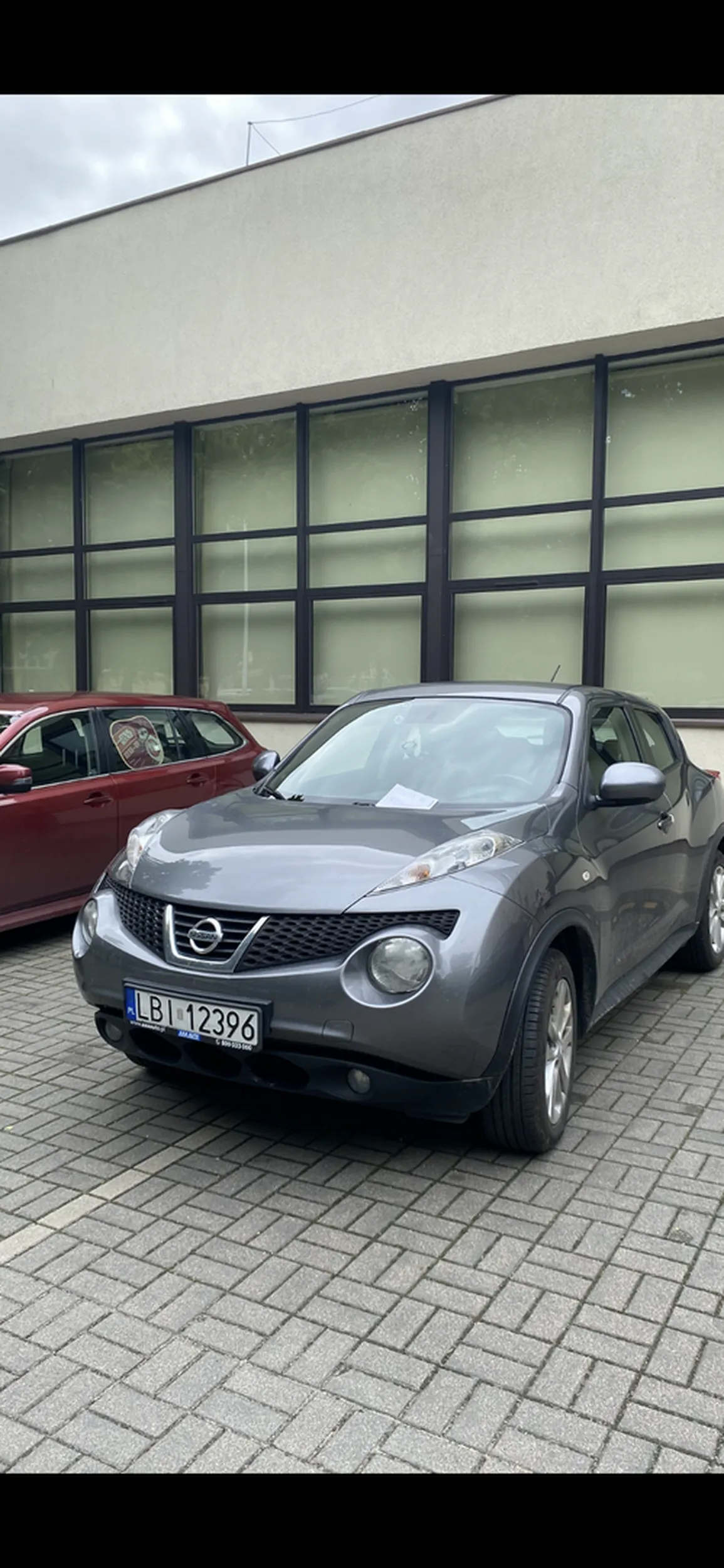 nie umie parkowac w liniach, i nie, nie byla to sytuacja ze ktos wczesniej zle stanal i dlatego tak stanela ta osoba