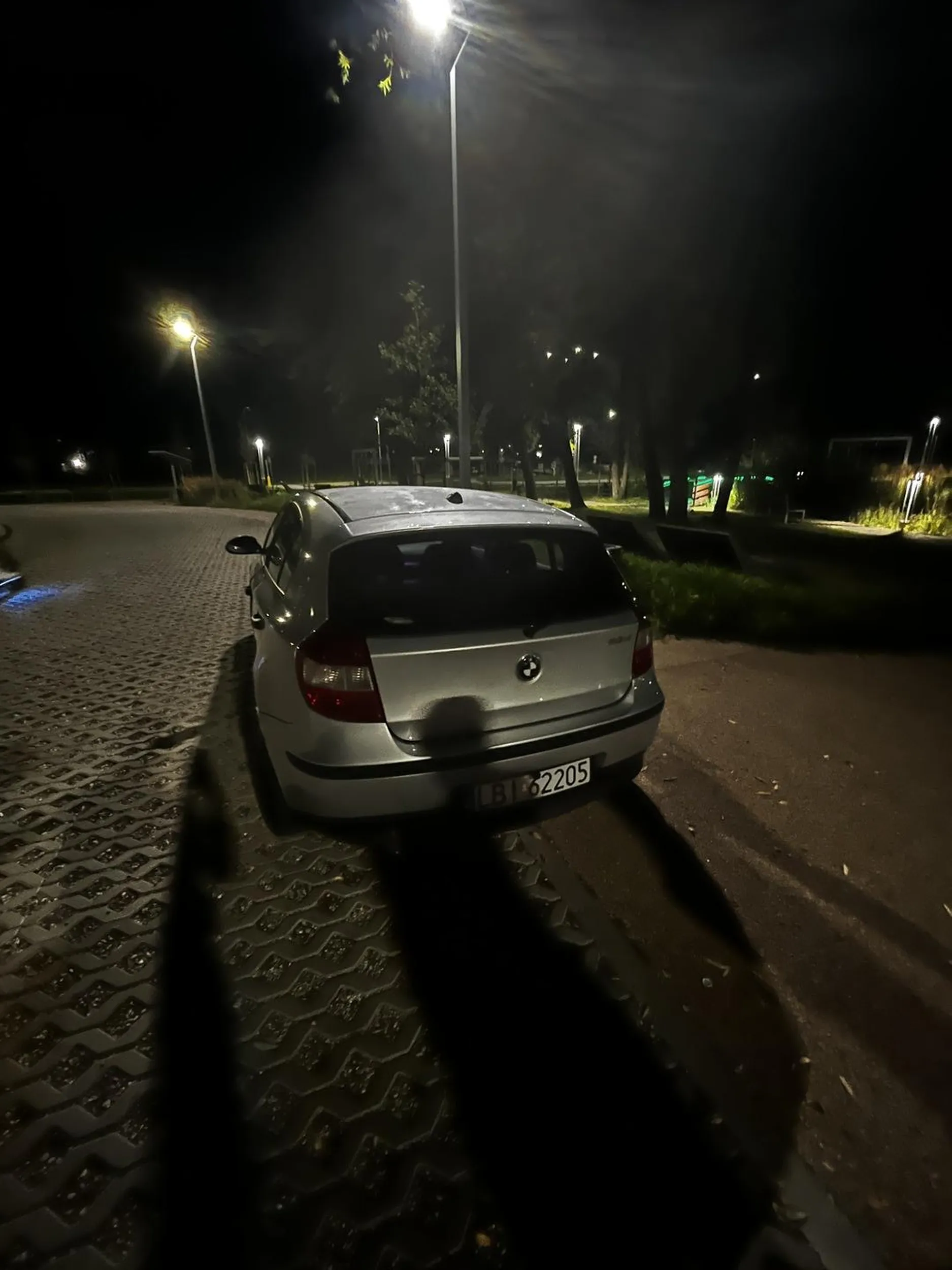 parkuje w miejscu niedozwolonym, na zieleni w parku, strefa relaksu, wyzywa ludzi, smieje sie z ludzi, niepelnoletnia siostta pijana z boku