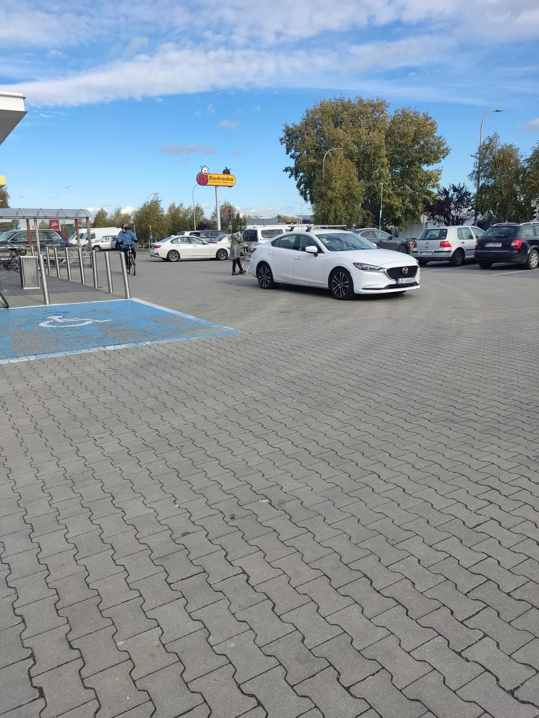 Parkowanie na środku drogi pod Biedrą