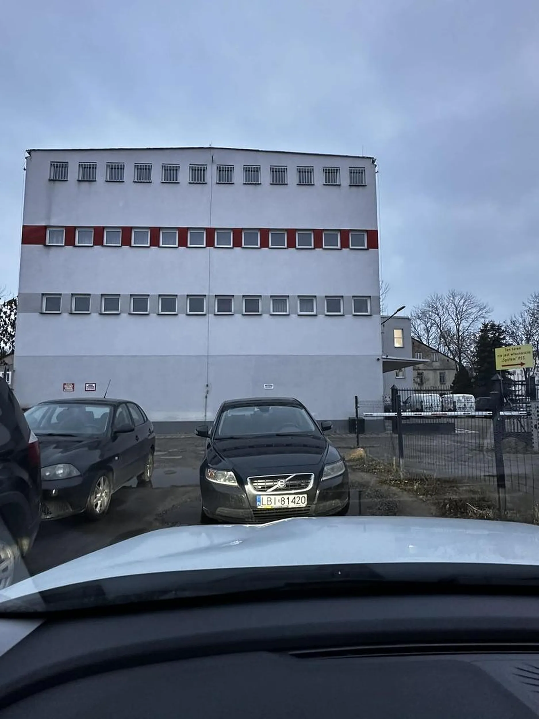 Proponuję czasami używać mózgu.  Zastawiłeś człowieku wyjazd z parkingu i poszedłeś sobie.. myślenie nie boli !!