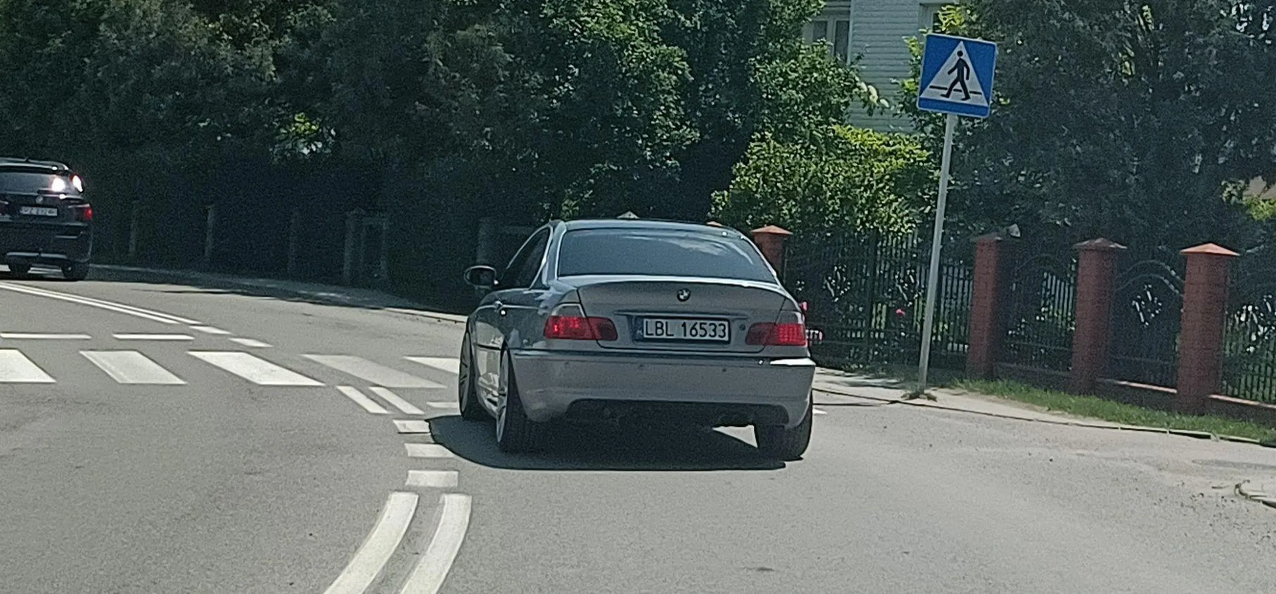 Cymbał tak jest zaabsorbowany gadaniem przez telefon, że nie zwraca na innych prawidłowo jadących uczestników ruchu.