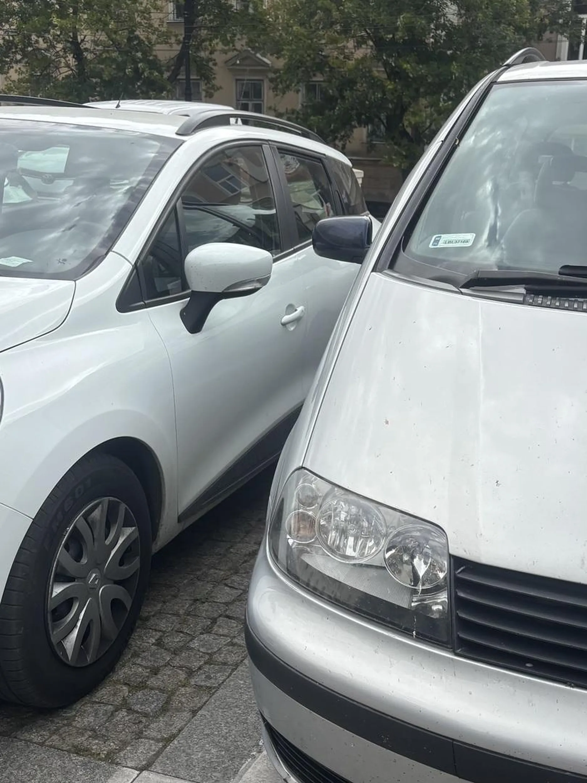 Mistrz parkowania, ciekawe jak kierowca wyszedł.