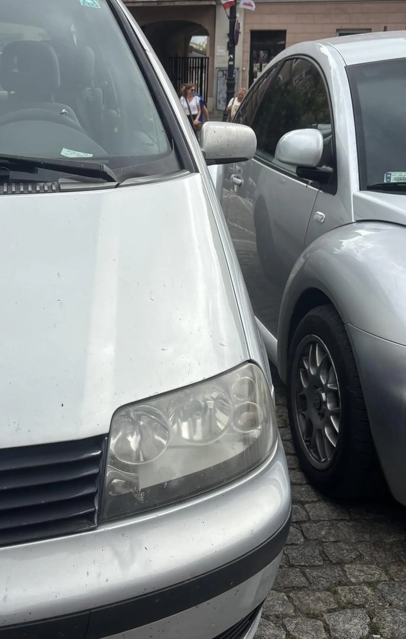 Mistrz parkowania, ciekawe jak kierowca wyszedł.