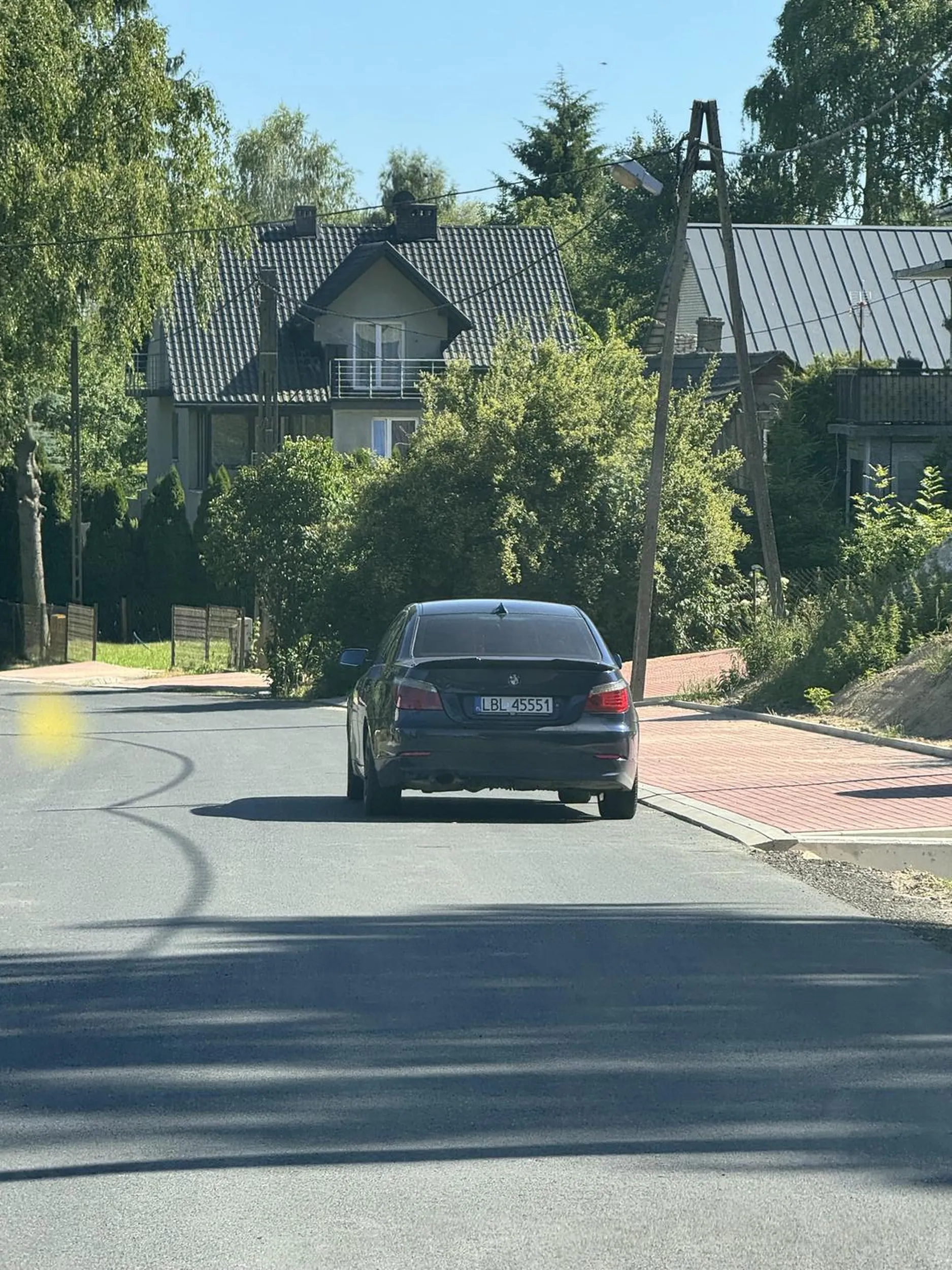 Kretyn ma parking na prawo a stoi na środku drogi notorycznie