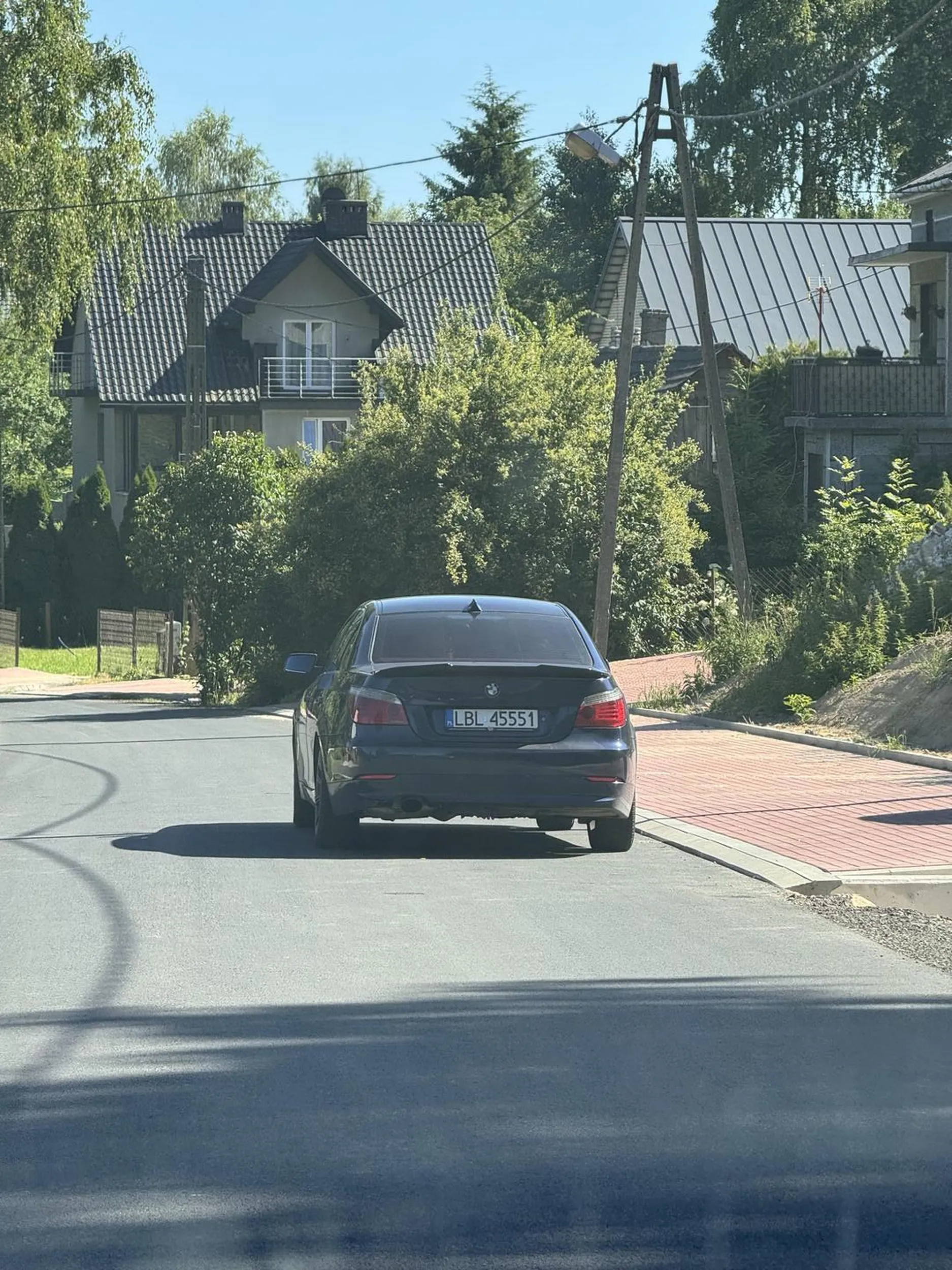 Kretyn ma parking na prawo a stoi na środku drogi notorycznie