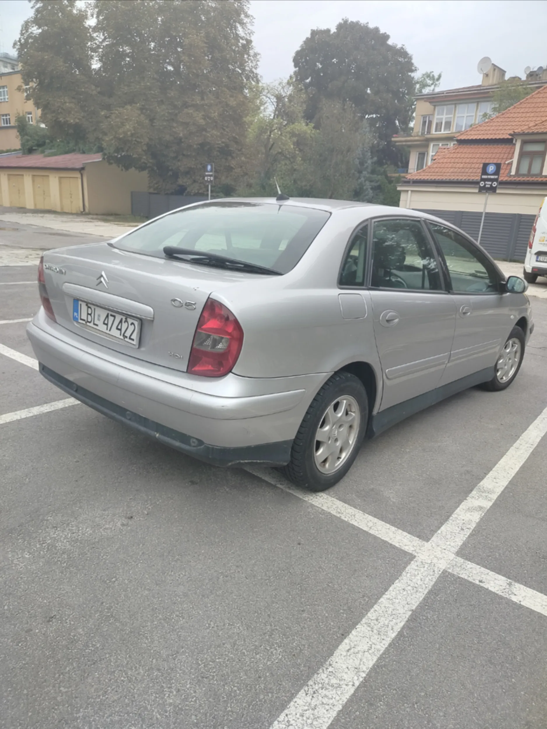 Blondynka na oko 20 kilka lat nie umie parkować, po zwróceniu jej uwagi zostałem zwyzywany od gburów i chamów. Na koniec odjechała zostawiając korek od wlewu oleju na parkingu. Za przeprosiny mogę zwrócić korek