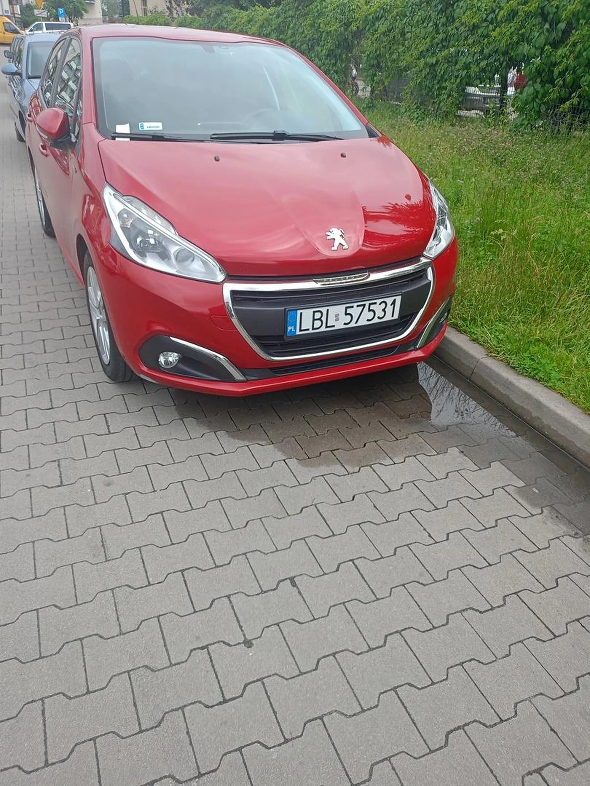 Bezmyślnie zastawia auta na parkingu nie zostawiając możliwości wyjazdu! Uruchom dwie ostatnie szare komórki, włącz myślenie!!!