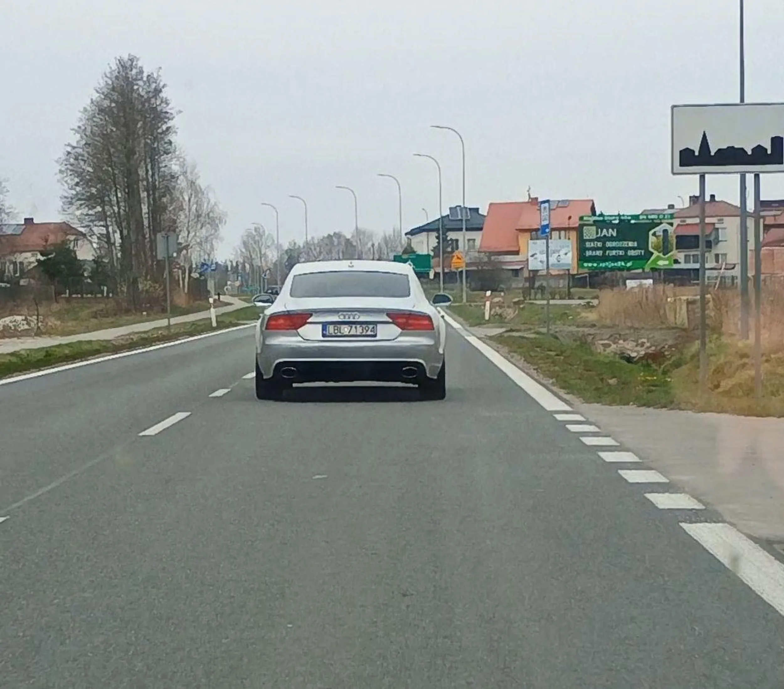 Burak, jedzie 50 na 90, od lewej do prawej. Przy wyprzedzaniu przyspiesza żeby nie dać się wyprzedzić. Prawko znalezione w chipsach