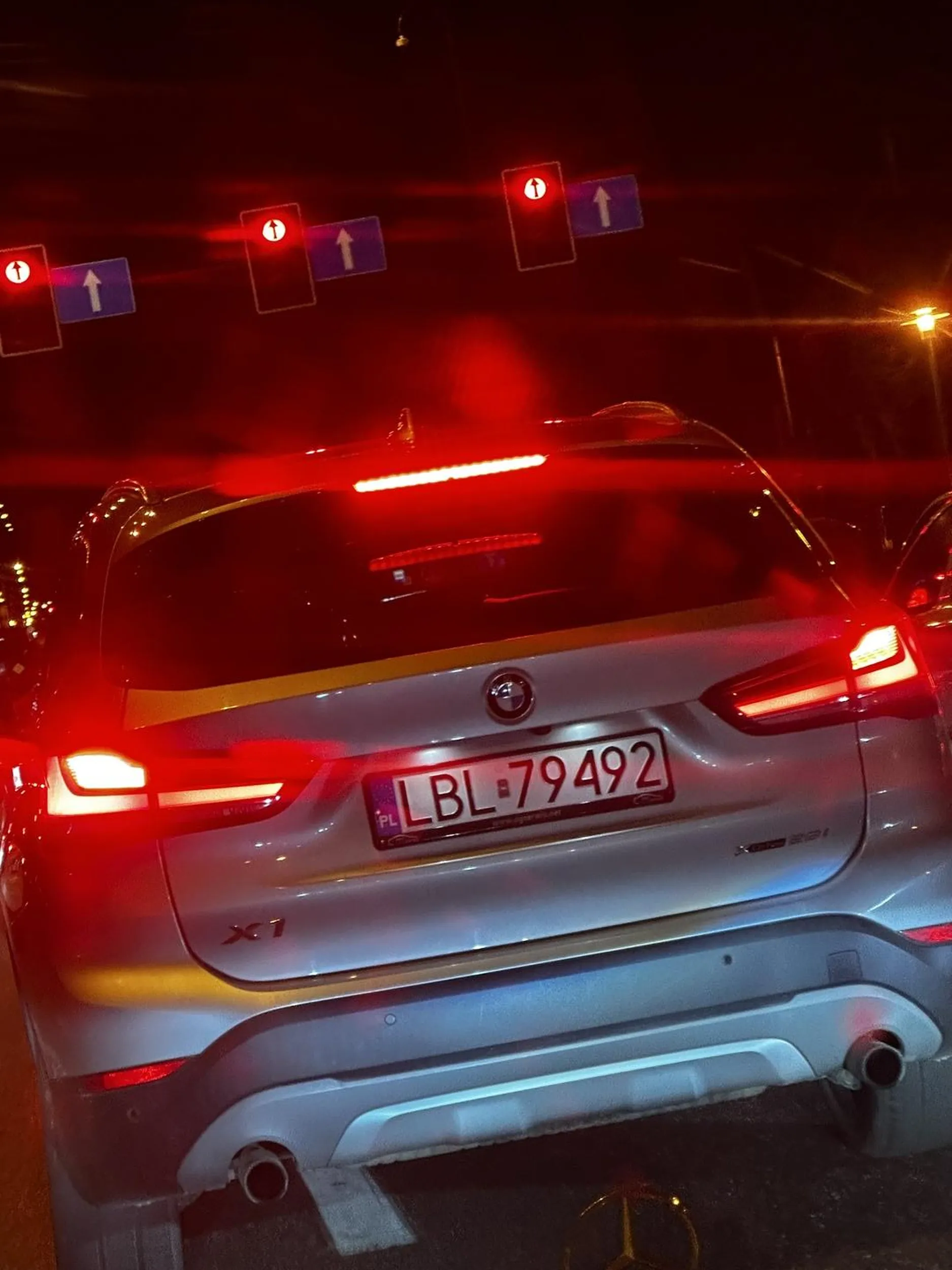 Przestrzegam przed tym „kierowcą” który chyba auto pożyczył od mamy. Z jazdy po mieście robi rajd , zajeżdża drogę i gwałtownie hamuje. Wszelkie naginanie przepisów miało miejsce w Krakowie