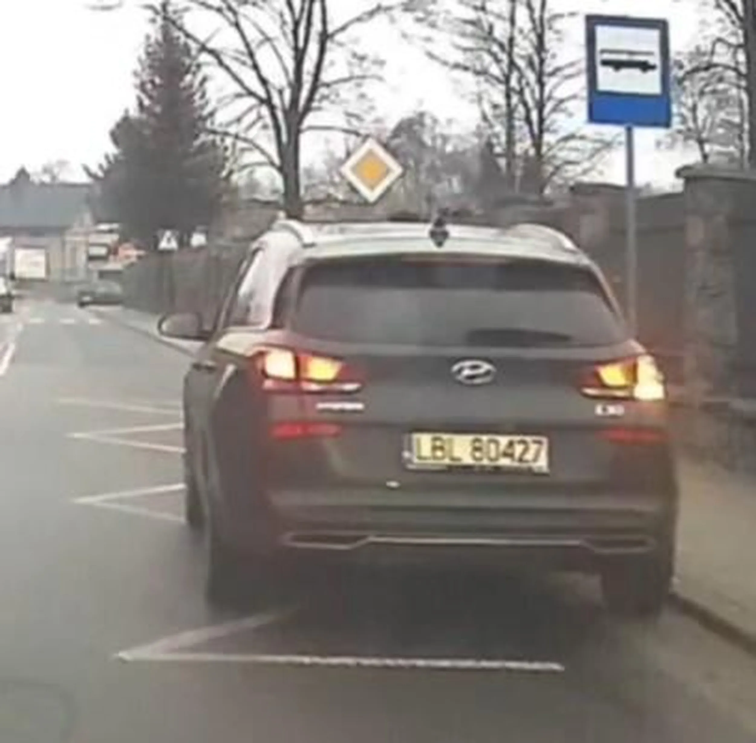 Paniusiu nie czepiałbym się w godzinach poza szczytowych ale Policja na to by nie zważała. (mandat za zatrzymanie w miejscu niedozwolonym i użycie nieuzasadnione świateł awaryjnych). Wypuszczanie pasażera na przystanku dla komunikacji i uruchomienie świateł awaryjnych oraz przyblokowanie jadących z tyłu (bo ja muszę tu się zatrzymać) to świadectwo antypatii. Przy kolejnym takim nagraniu wyślę oba filmy na policję jako recydywę. Pozdrawiam