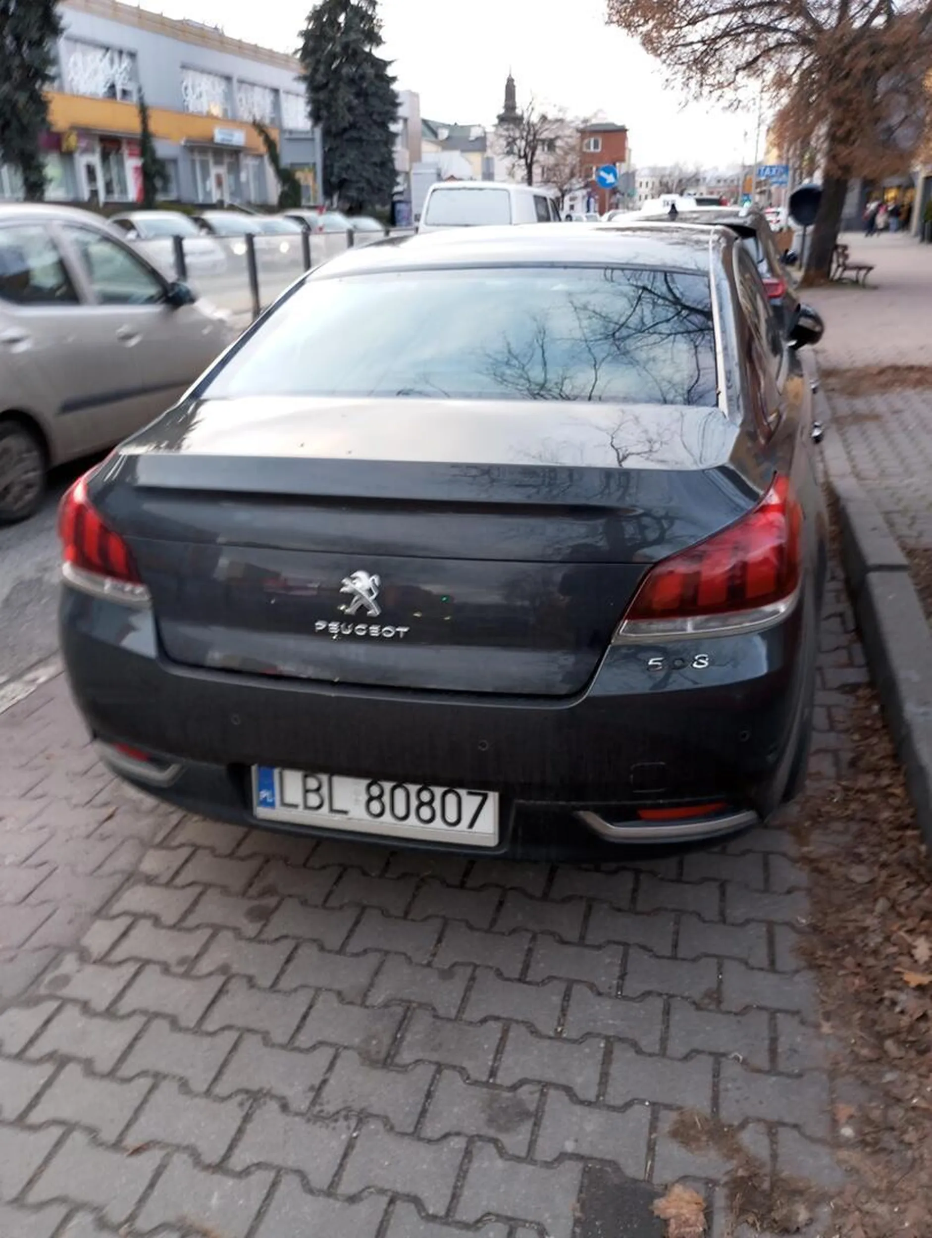 Uważajcie na tę patologię z czarnego peugeota. Nigdy nie wiadomo kiedy na środku drogi stanie, zacznie tamować ruch i zacznie cofać prosto na was. Prawo jazdy znalezione w chipsach. A potem na ulicy bezczelnie się śmieje i jest z siebie dumny. Urodzony niedogolony morderca drogowy. Omijajcie z daleka.