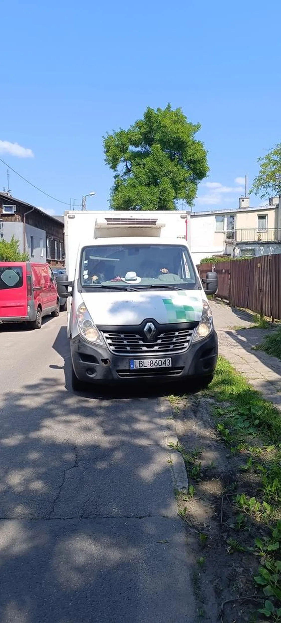 Kierowca niby zawodowy codziennie tym "malutkim" samochodem z premedytacją wjeżdża pod prąd w ulicę jednokierunkową. Młody gówniarz jeszcze pyskuje i z wielkimi pretensjami wycofuje