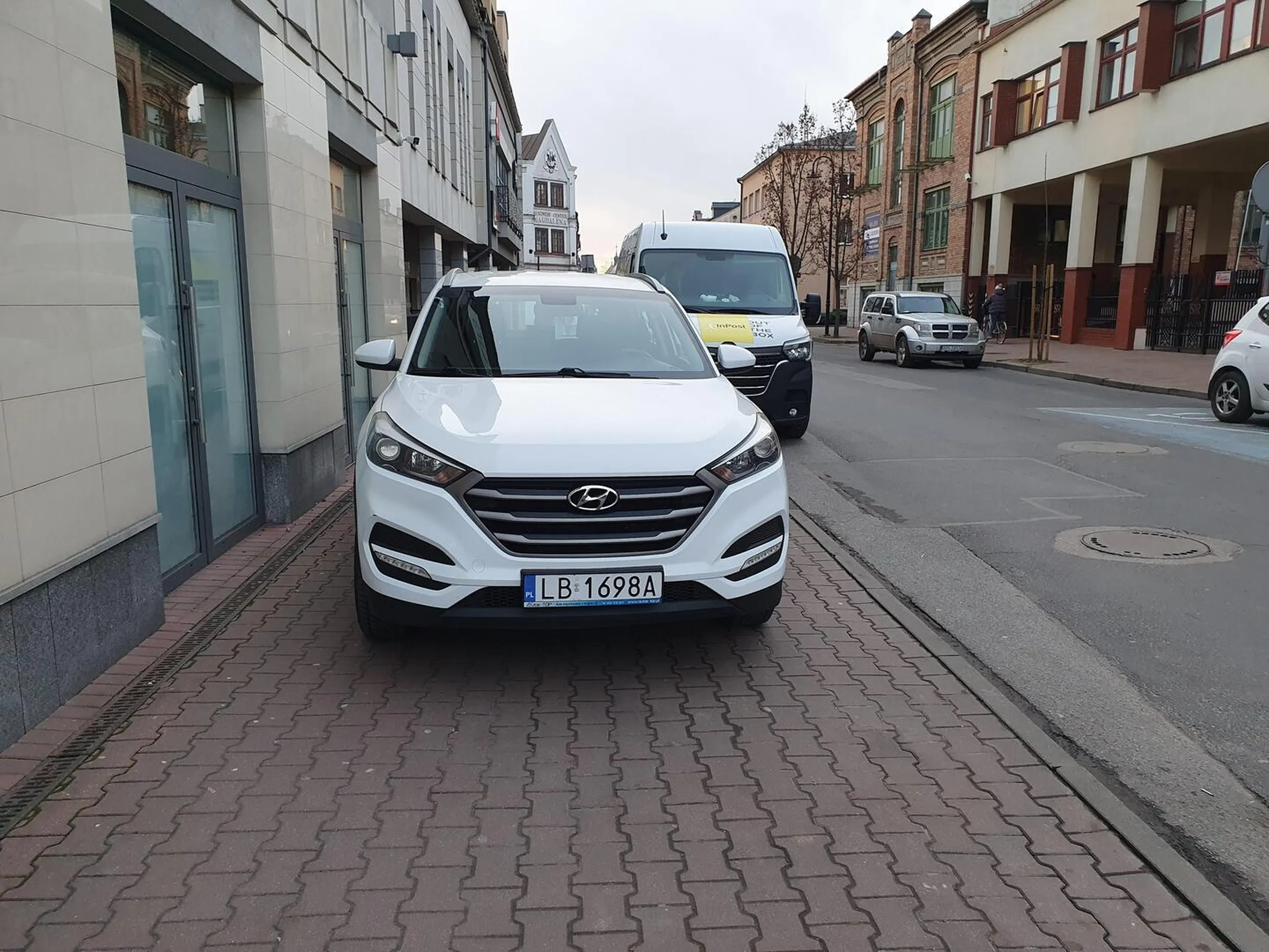 Widzę że tablica usuwa, więc wstawiam jeszcze raz. Gorzej zaparkować to już chyba dało się tylko w poprzek. Dzień stoi, godzinę później dalej stoi czyli żadne "na chwilę"