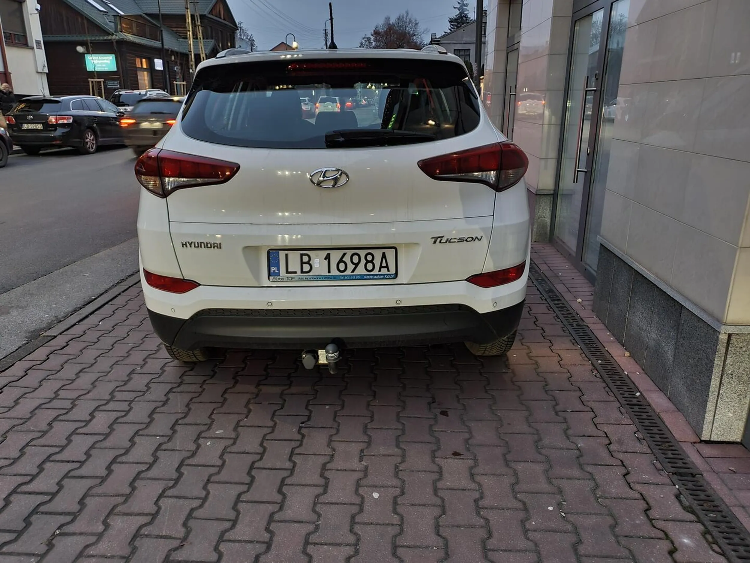 Widzę że tablica usuwa, więc wstawiam jeszcze raz. Gorzej zaparkować to już chyba dało się tylko w poprzek. Dzień stoi, godzinę później dalej stoi czyli żadne "na chwilę"