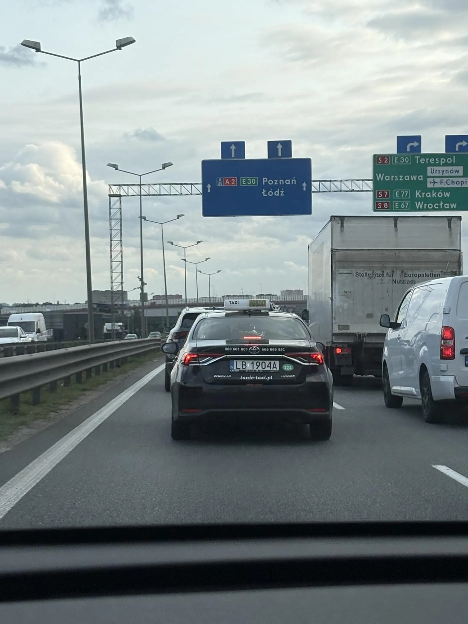 Pan w toyocie, taxi(co nie dziwi mnie ani jedno ani drugie) zajechał mi drogę wpychając się na mój pas dosłownie o centymetry, po czym jak krótko zatrąbiłem nie spodziewając się takiego manewru, zaczął specjalnie hamować.