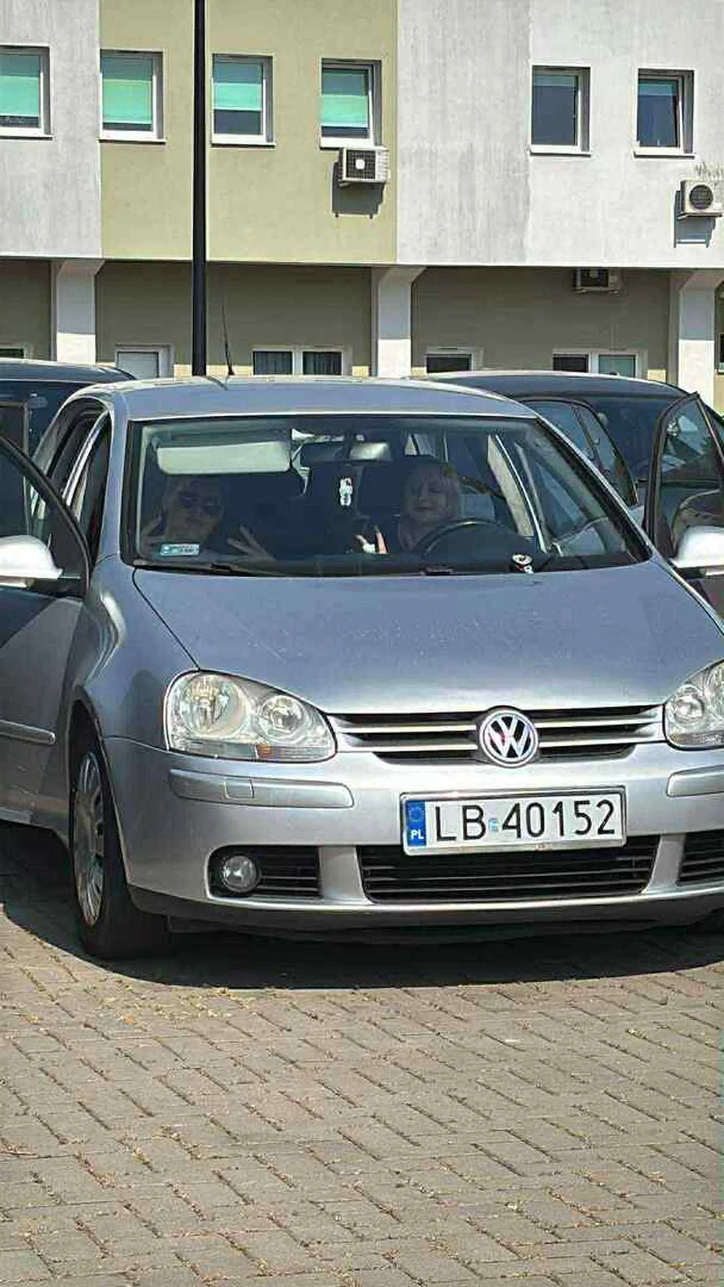 Jakaś baba z metr 50 ma wlanego ludwika zamiast płynu do spryskiwaczy i olej roślinny zamiast normalnego bo mówi że ekologicznej będzie