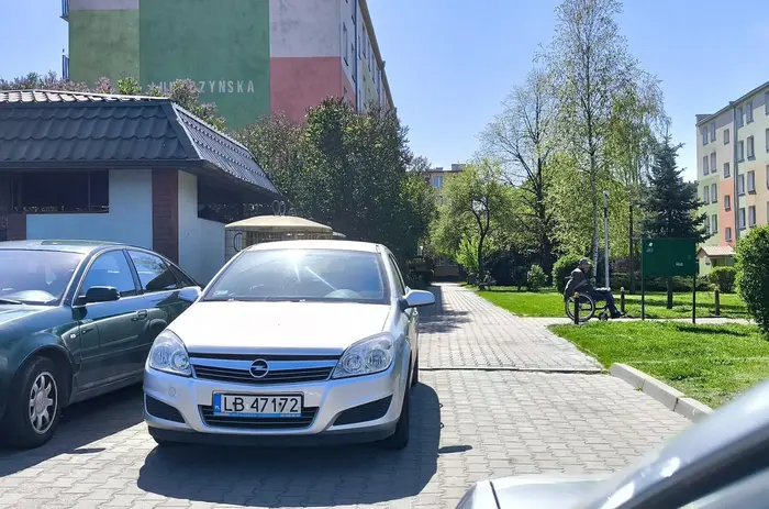 Parkowanie auta wymaga użycia mózgu. Zablokowany przejazd karetek czy straży.