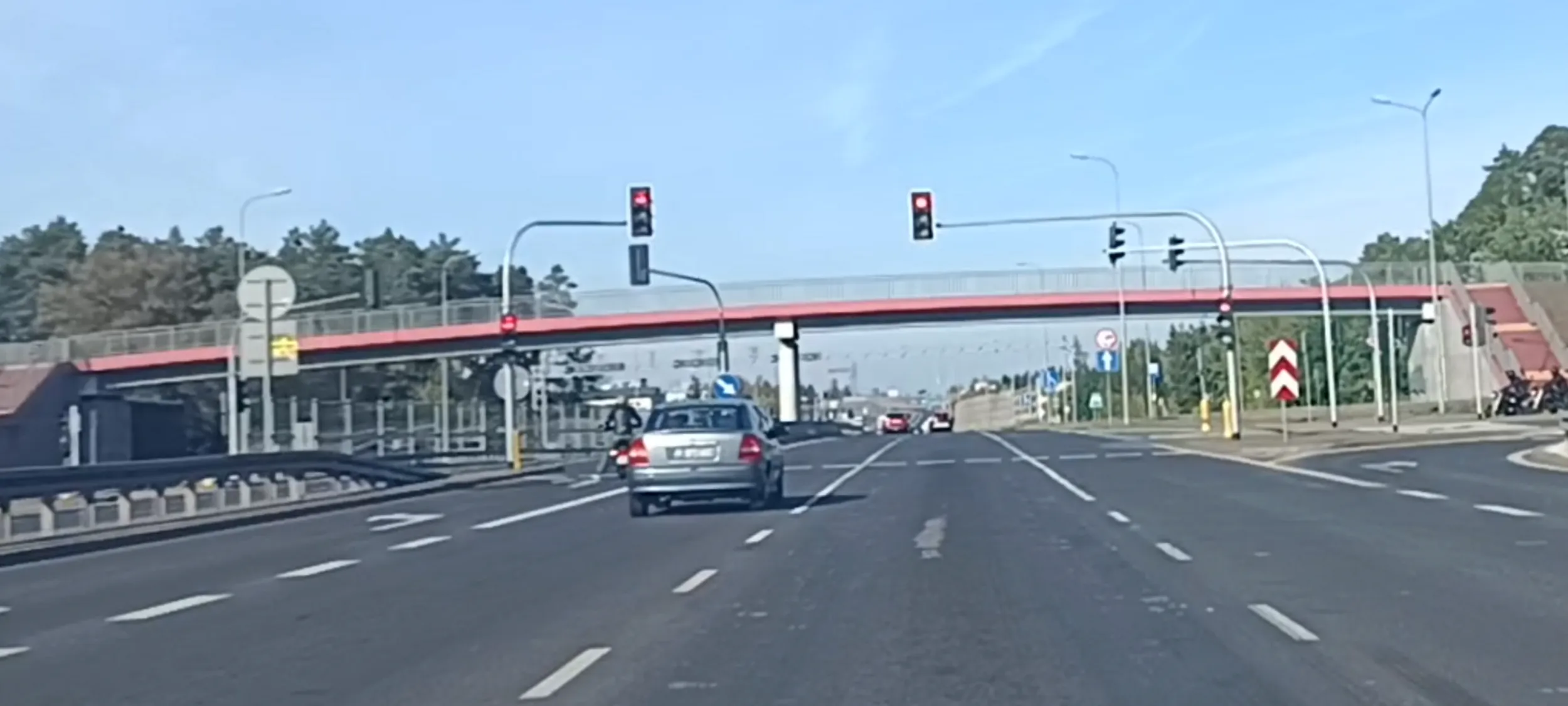 Bandyta drogowy przeleciał jak rakieta 140kmh przez skrzyżowanie na czerwonym świetle