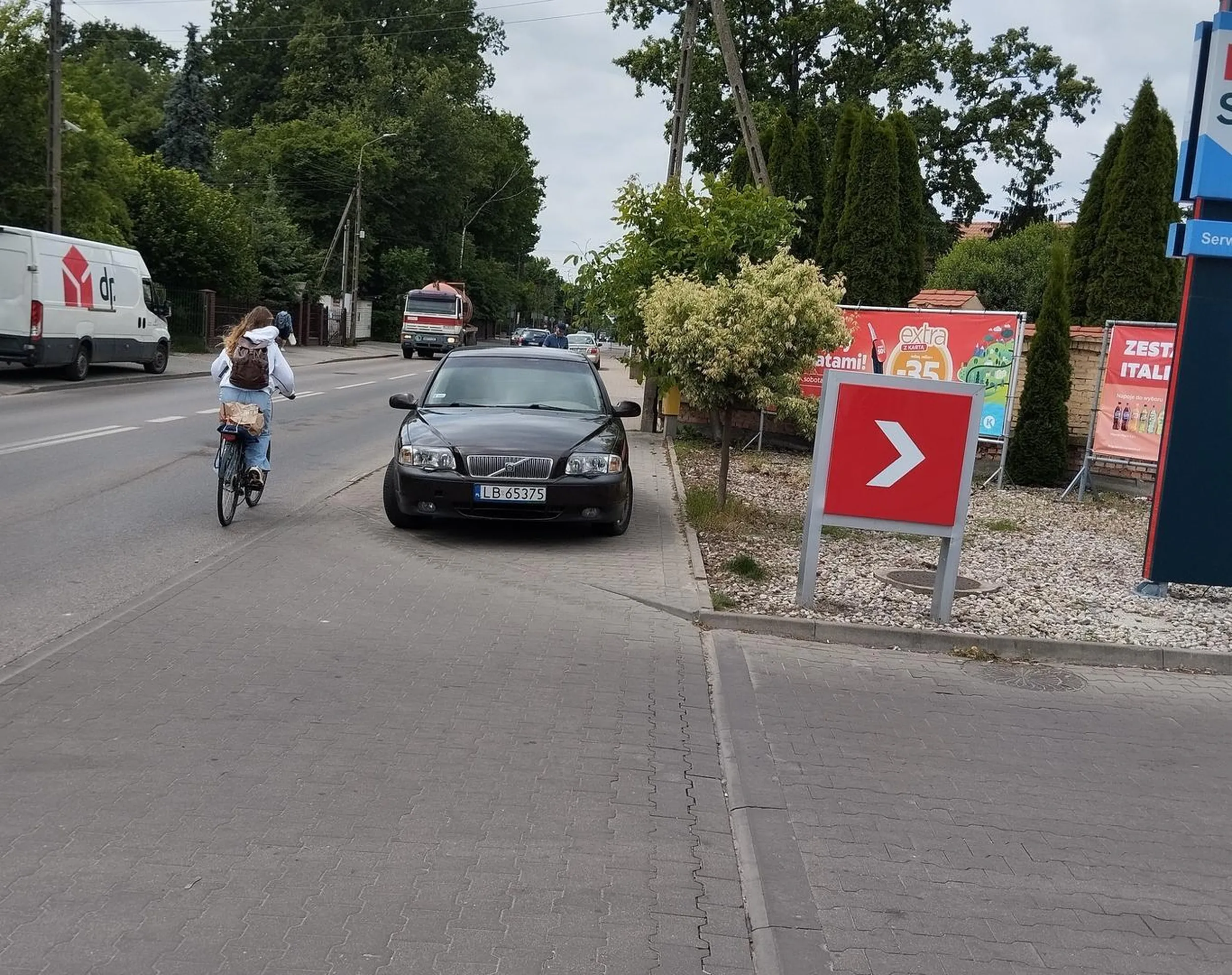 Kierowca zostawił pojazd na środku chodnika obok parkingu. Chamstwo!!!