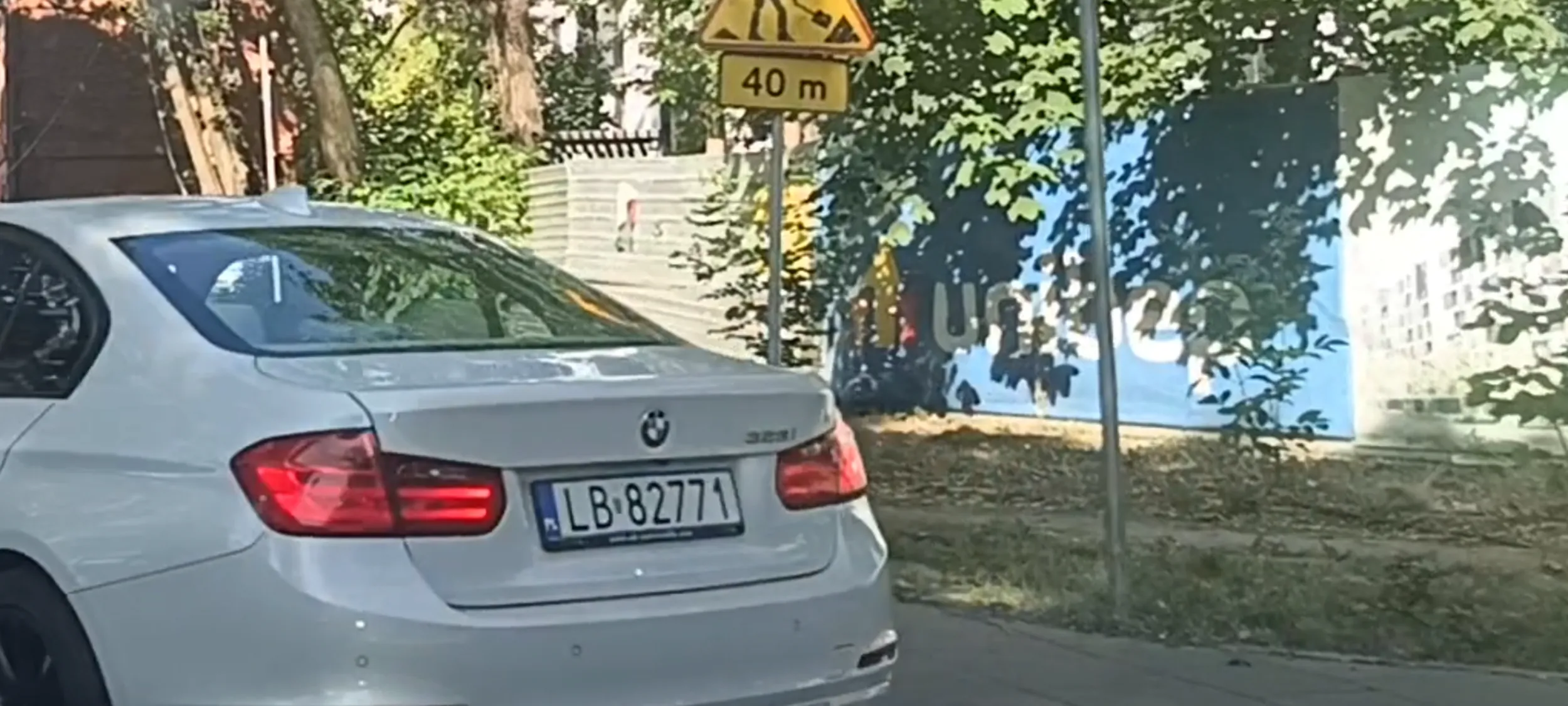 Blond lalunia rozmawia przez  telefon trzymamy w ręku podczas jazdy be em we. Czy w wieśniackich  be em we nie ma zestawu głośnomówiącego i Bluetooth?