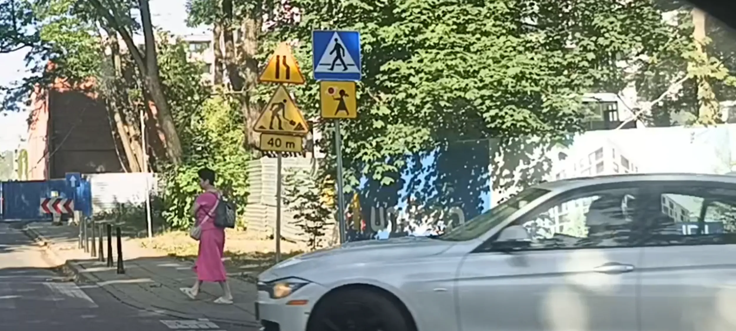 Blond lalunia rozmawia przez  telefon trzymamy w ręku podczas jazdy be em we. Czy w wieśniackich  be em we nie ma zestawu głośnomówiącego i Bluetooth?