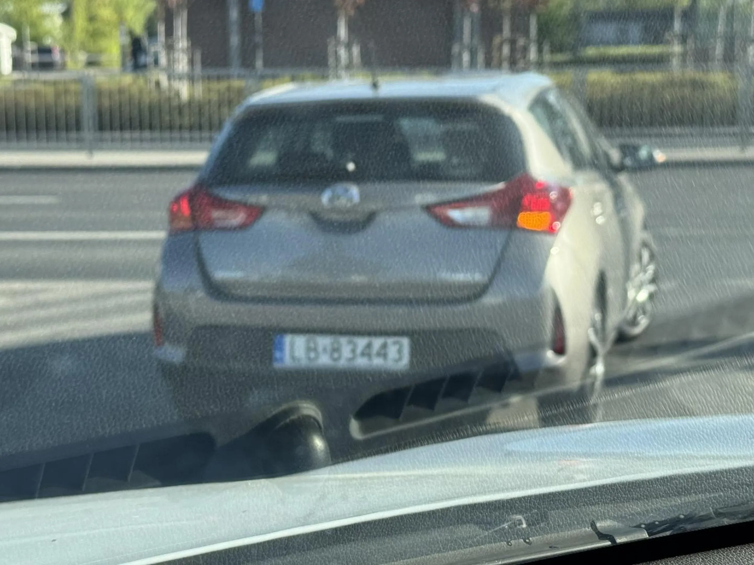 Typiara najpierw wyjechała pod maskę pomimo wyjazdu z podporządkowanej a potem blokowała wyjazd z podporządkowanej na główną drogę. Uwaga bo laska ma delulu, nie wiadomo kiedy stanie na środku drogi. Zdjecie jak se stoi pomimo pustej drogi i nie wyjeżdża.