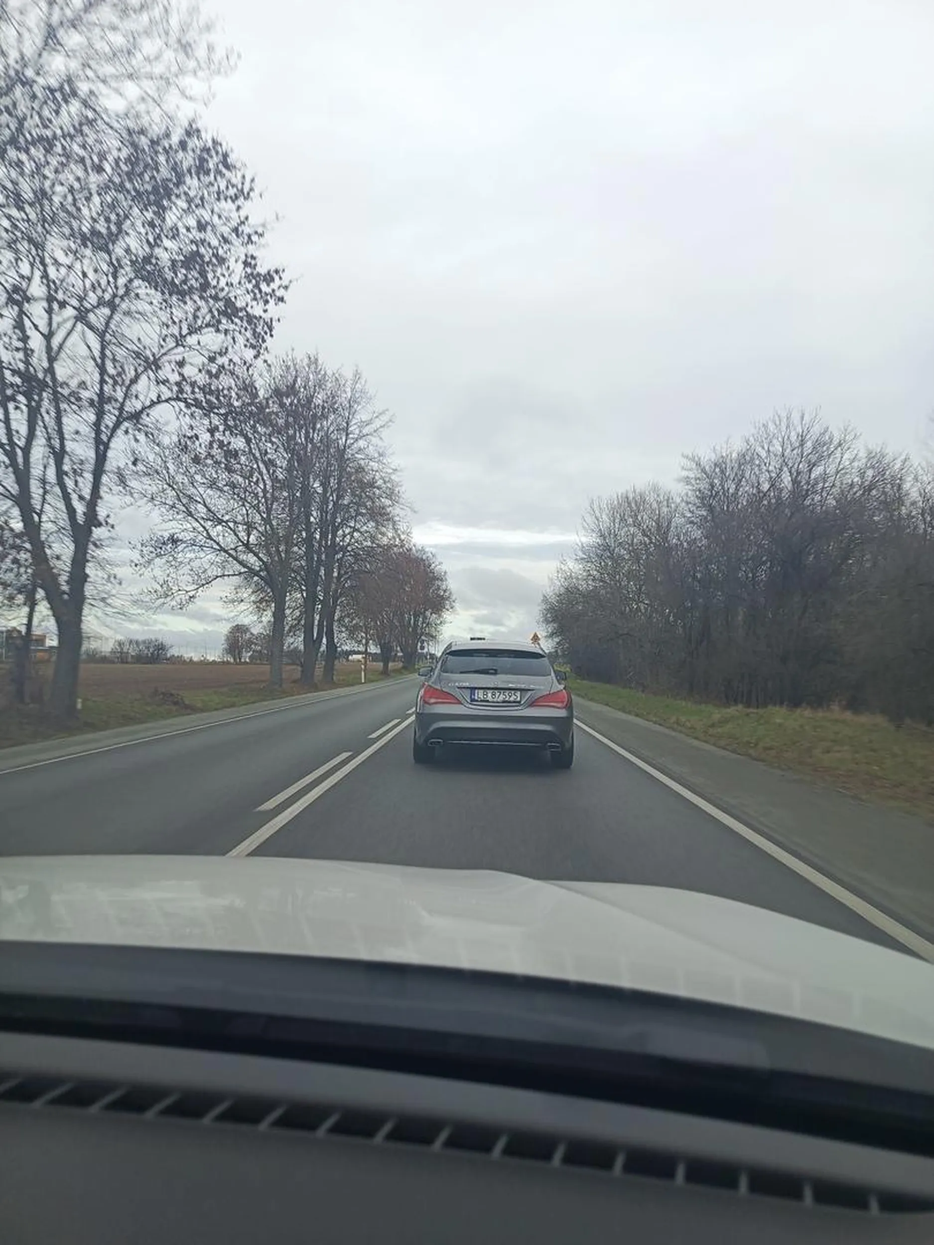 Kierowca hamuje gwałtownie przed innymi pojazdami, a kiedy chcesz go wyprzedzić przyspiesza maksymalnie aby nie dało się go wykonać. Stwarza zagrożenie na drodze.