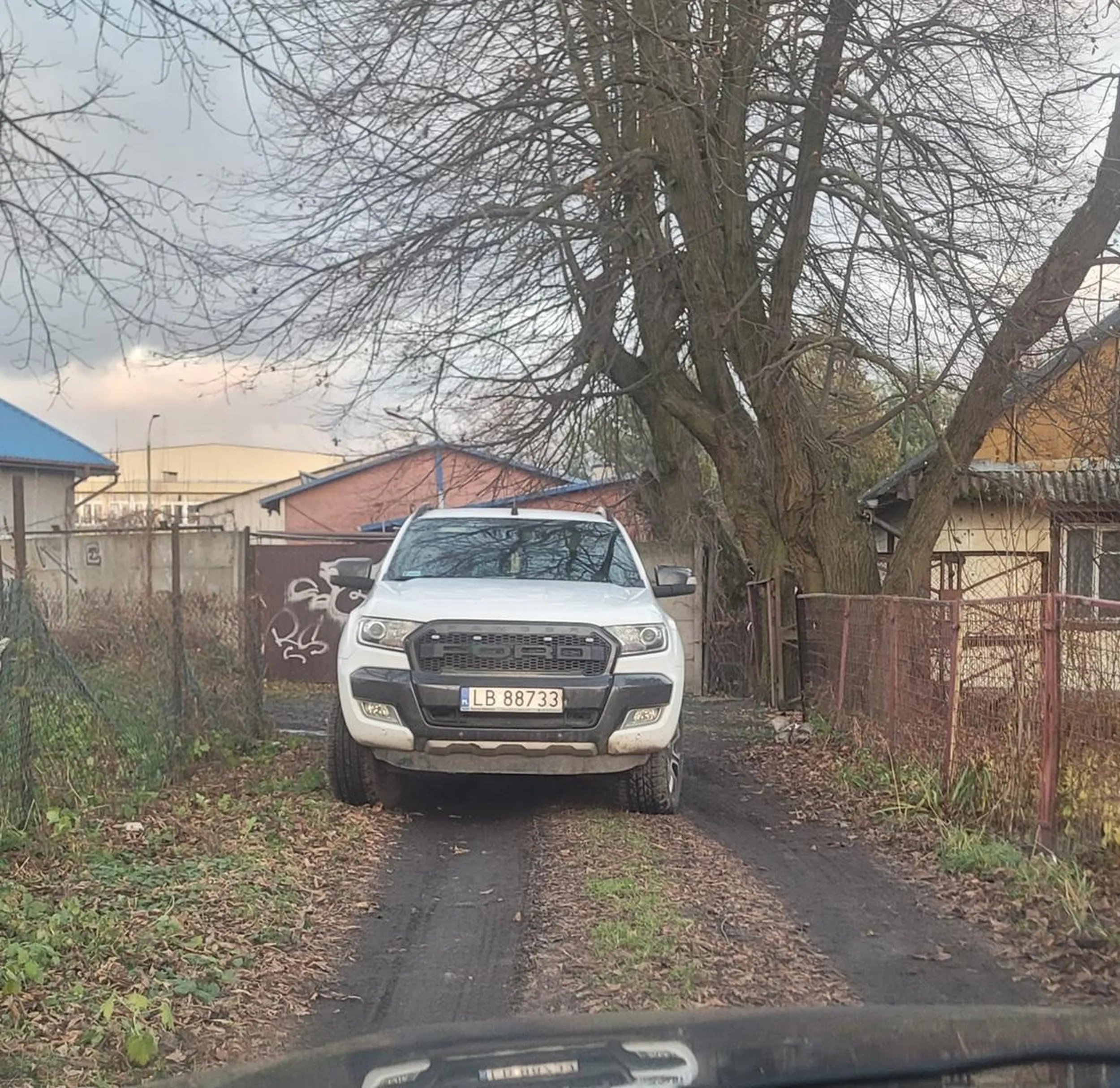 Gościu zaparkował na środku drogi blokując przejazd. Zrobił się korek na kilka aut przez tego bezmózga