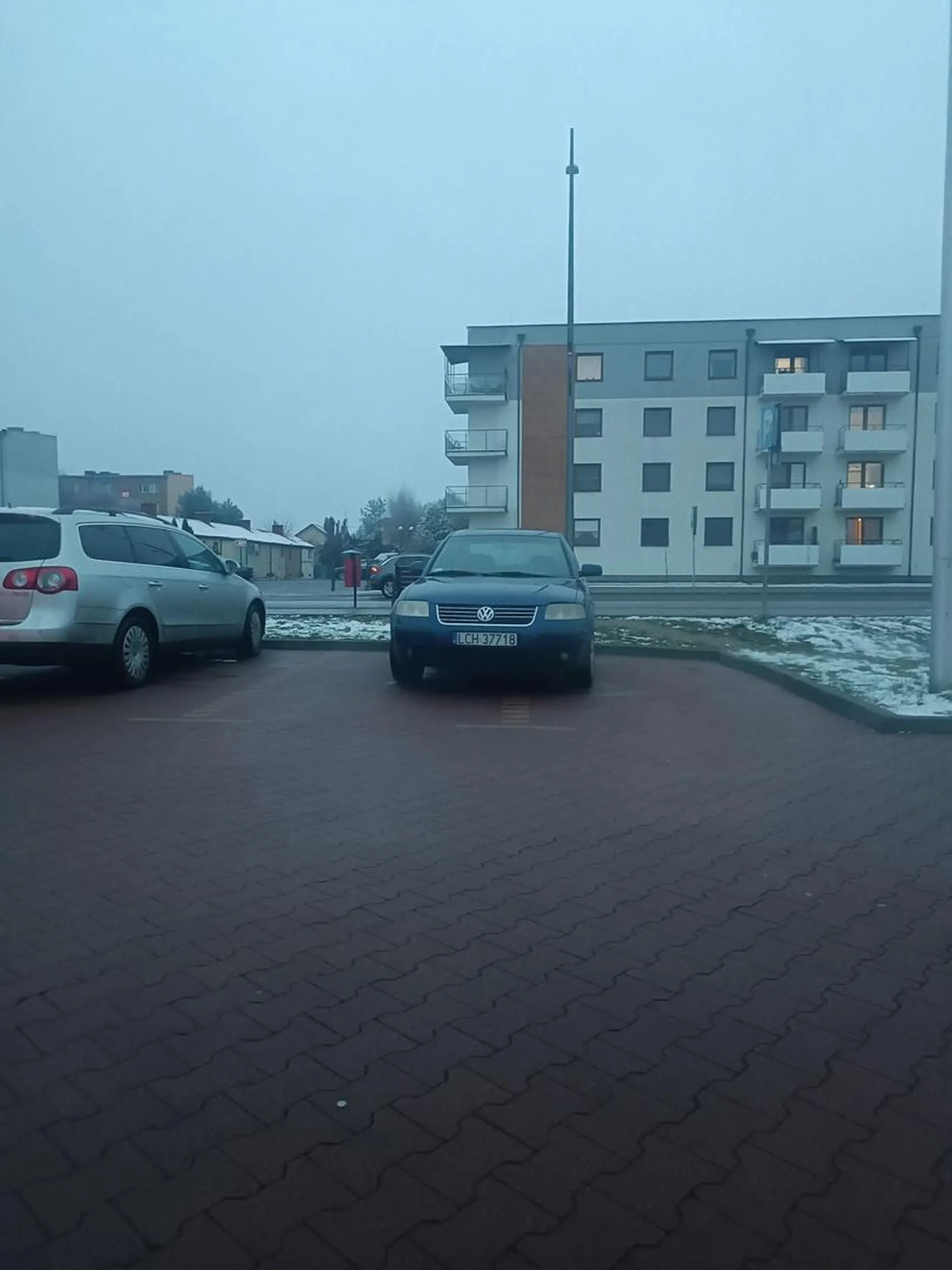 Tak się staje "luksusowym" samochodem pod Action we Włodawie. A inni wyjeżdżają z parkingu bo nie było już miejsc.