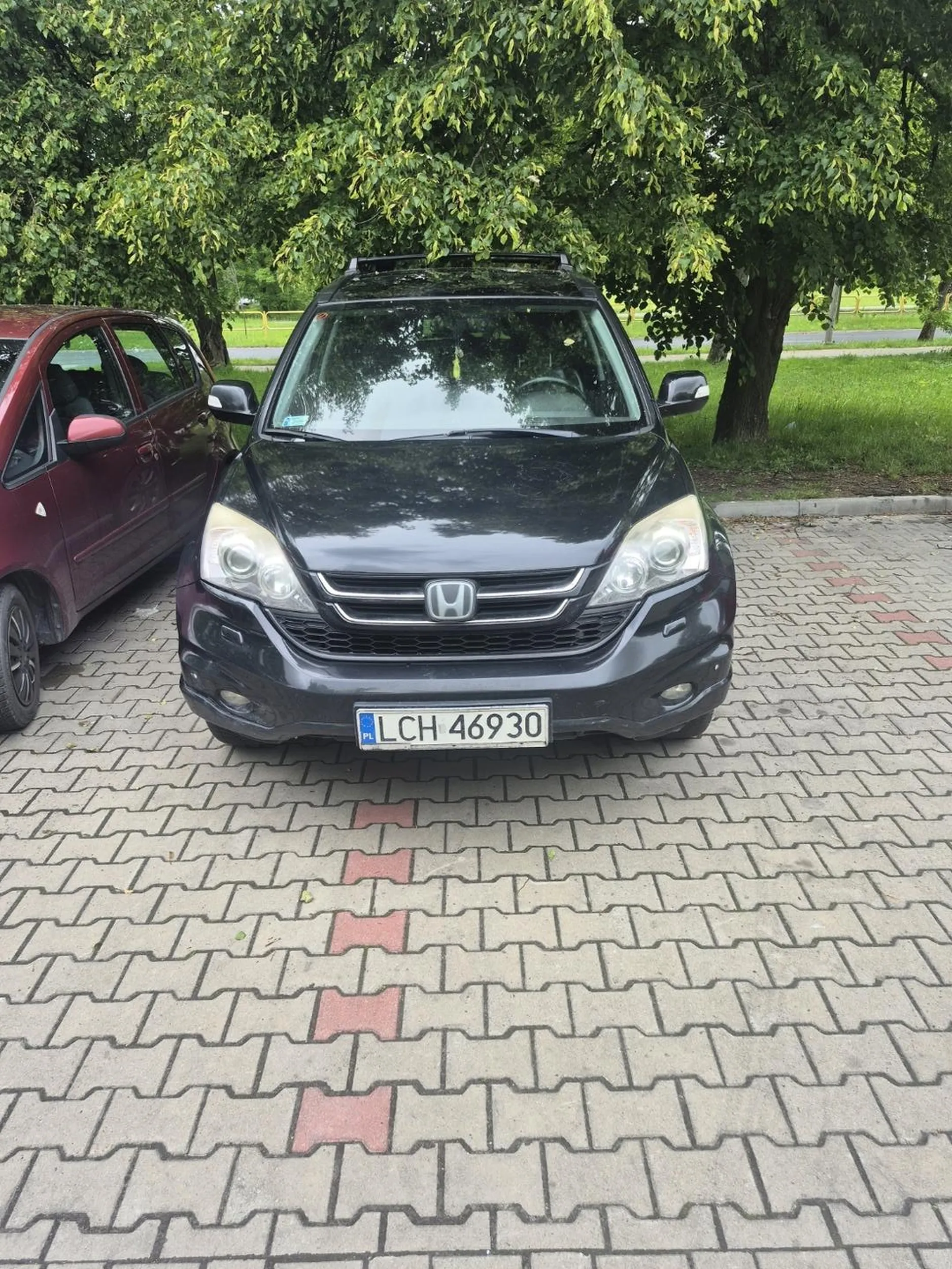 Za duży samochód i za małe umiejętności aby zmieścić się w liniach.