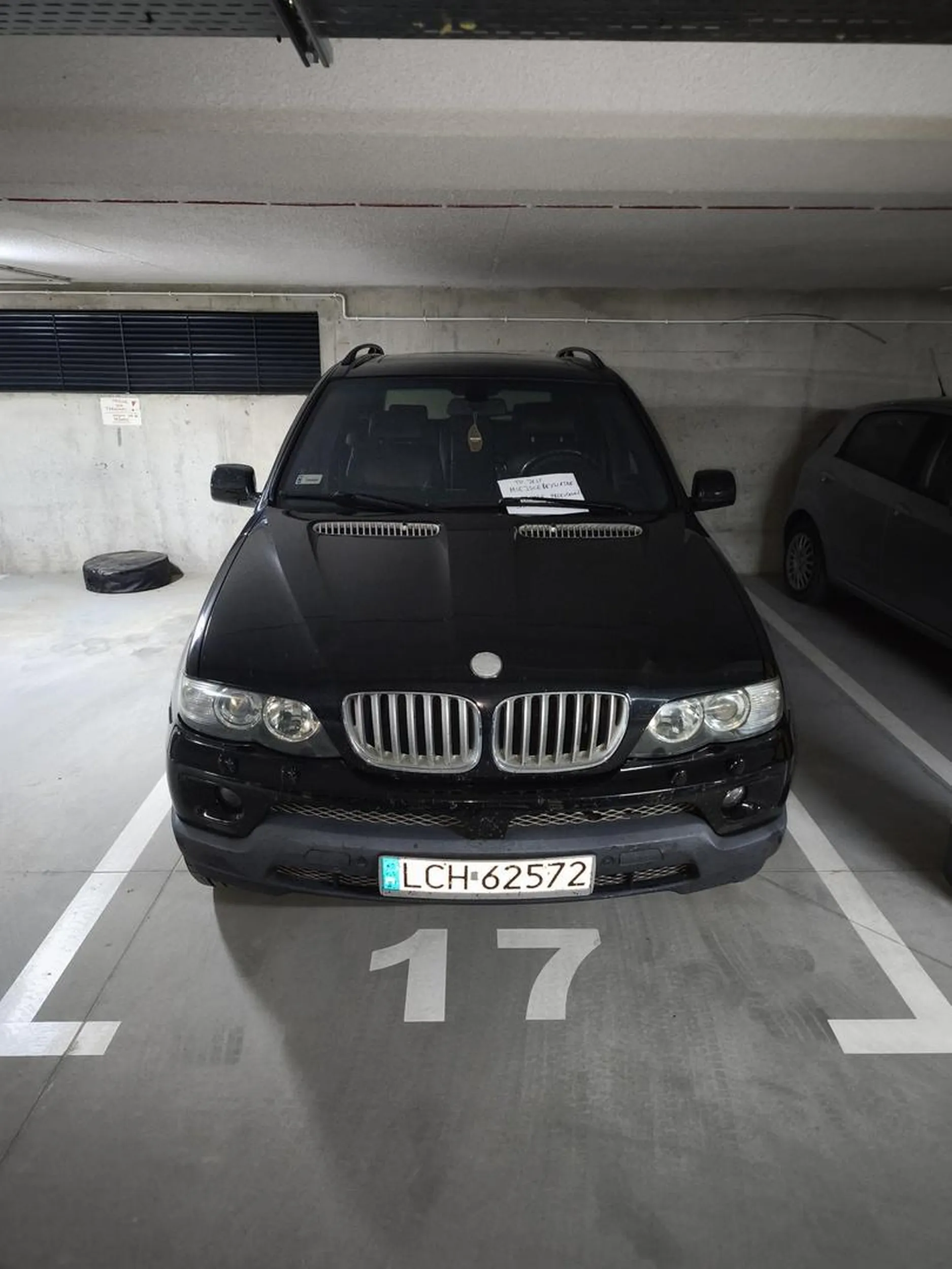 Parkuje na cudzym miejscu.