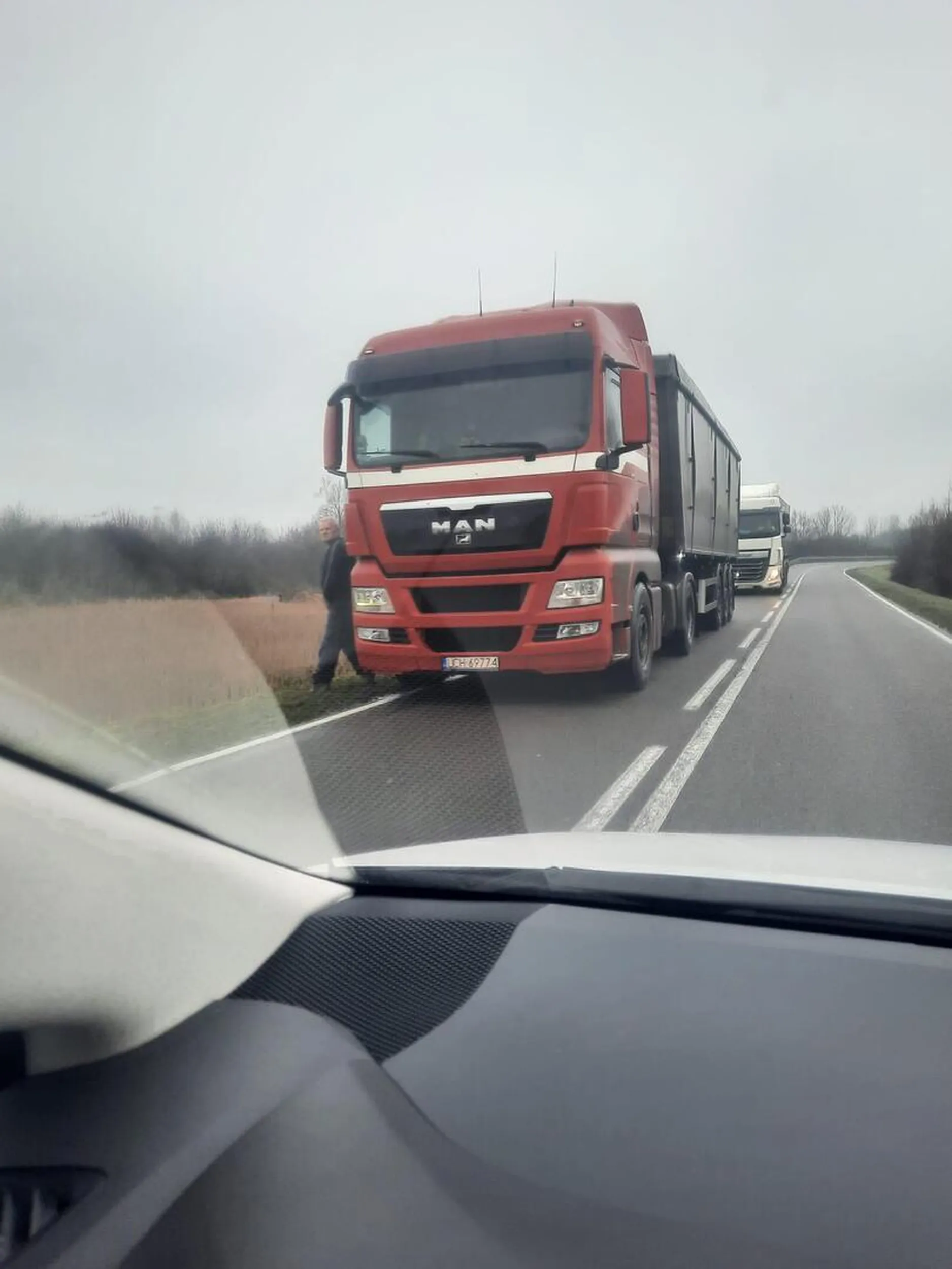 13 grudnia 2025 roku, godzina 11:03 powiat Chełmski DK 12 kierunek od Cycowa w kierunku S12 Lublin lub Chełm kierujący ciągnikiem siodłowym MAN nr rej LCH69774 wraz z naczepą popełnił następujące wykroczenia:Utrudnianie i tamowanie ruchu drogowego to wykroczenie popełniane przez każdego uczestnika ruchu (kierowcę, pieszego, rowerzystę) lub inną osobę na drodze publicznej, w strefie zamieszkania lub strefie ruchu, który bezpodstawnie powoduje zastój lub przeszkody, np. poprzez nieprawidłowe parkowanie, blokowanie skrzyżowania czy jazdę bez potrzeby lewym pasem, za co grozi kara grzywny (od 50 zł do nawet 5000 zł). Kto może utrudniać ruch Kierowcy: Jazda lewym pasem przy wolnym prawym, blokowanie skrzyżowań (wjeżdżanie bez możliwości opuszczenia), nieprawidłowe parkowanie, zbyt wolna jazda. Piesi i rowerzyści: Np. przechodzenie w niedozwolonych miejscach, tamowanie ruchu na chodniku (choć to głównie problem parkowania samochodów). Inne osoby: Właściciele lub posiadacze pojazdów czy zwier