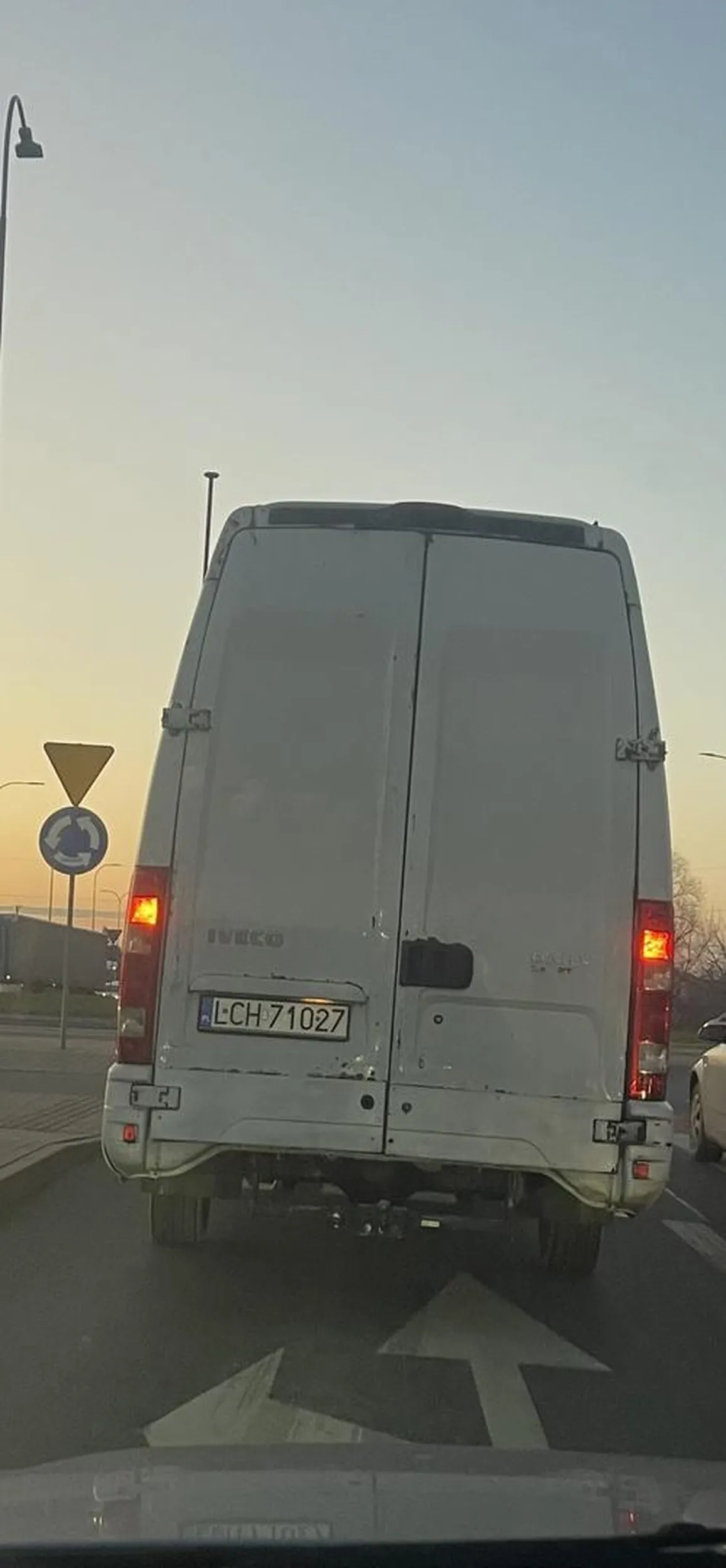 Bus firmowy to można wymuszać pierwszeństwo a potem jak coś nie pasuje to chamsko hamować co 20 metrów